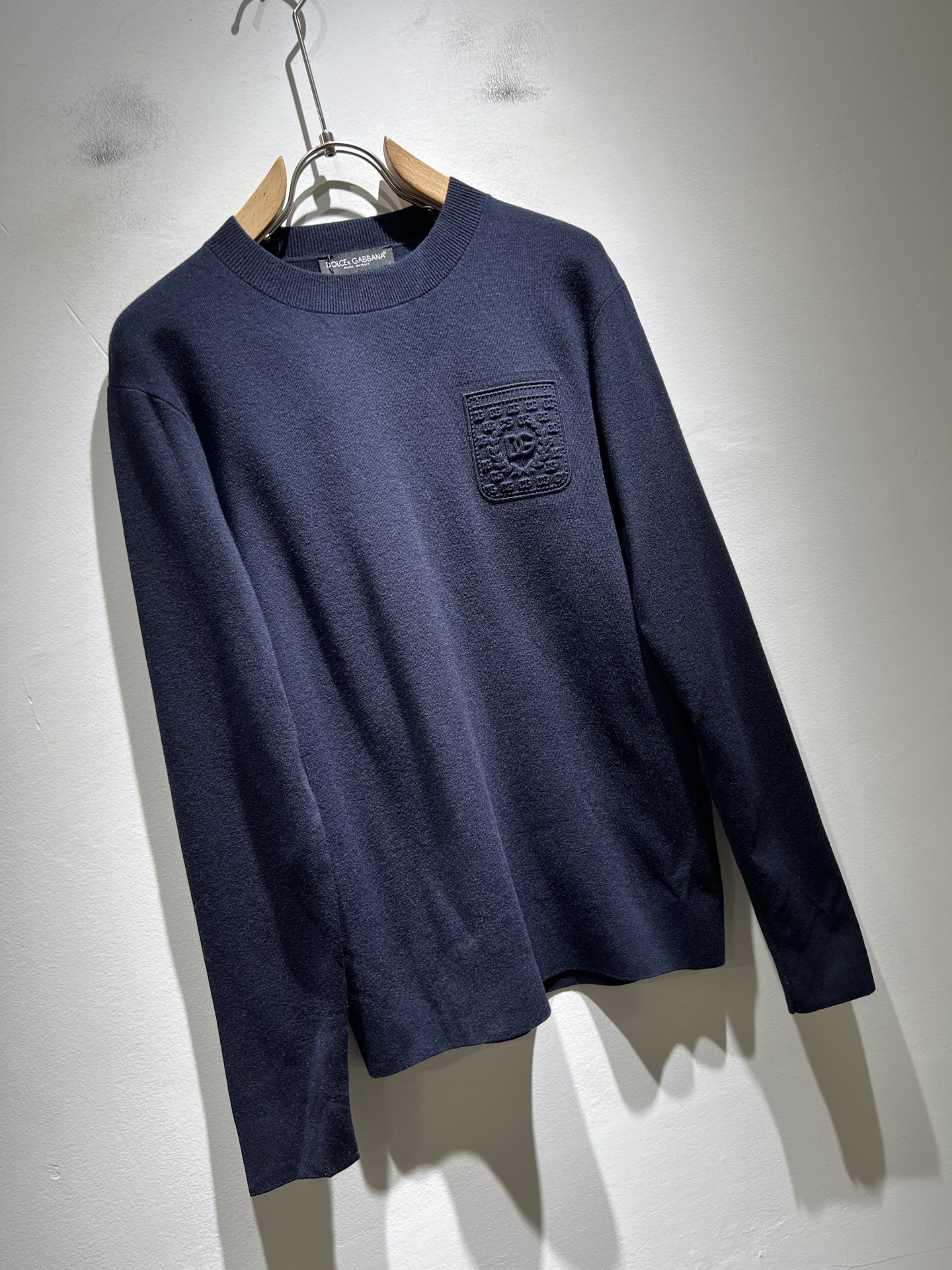 Dolce&Gabba*a 杜嘉*纳2025秋冬新款针织羊毛衫，专柜同步发售！定制专属羊毛面料，胸前字母