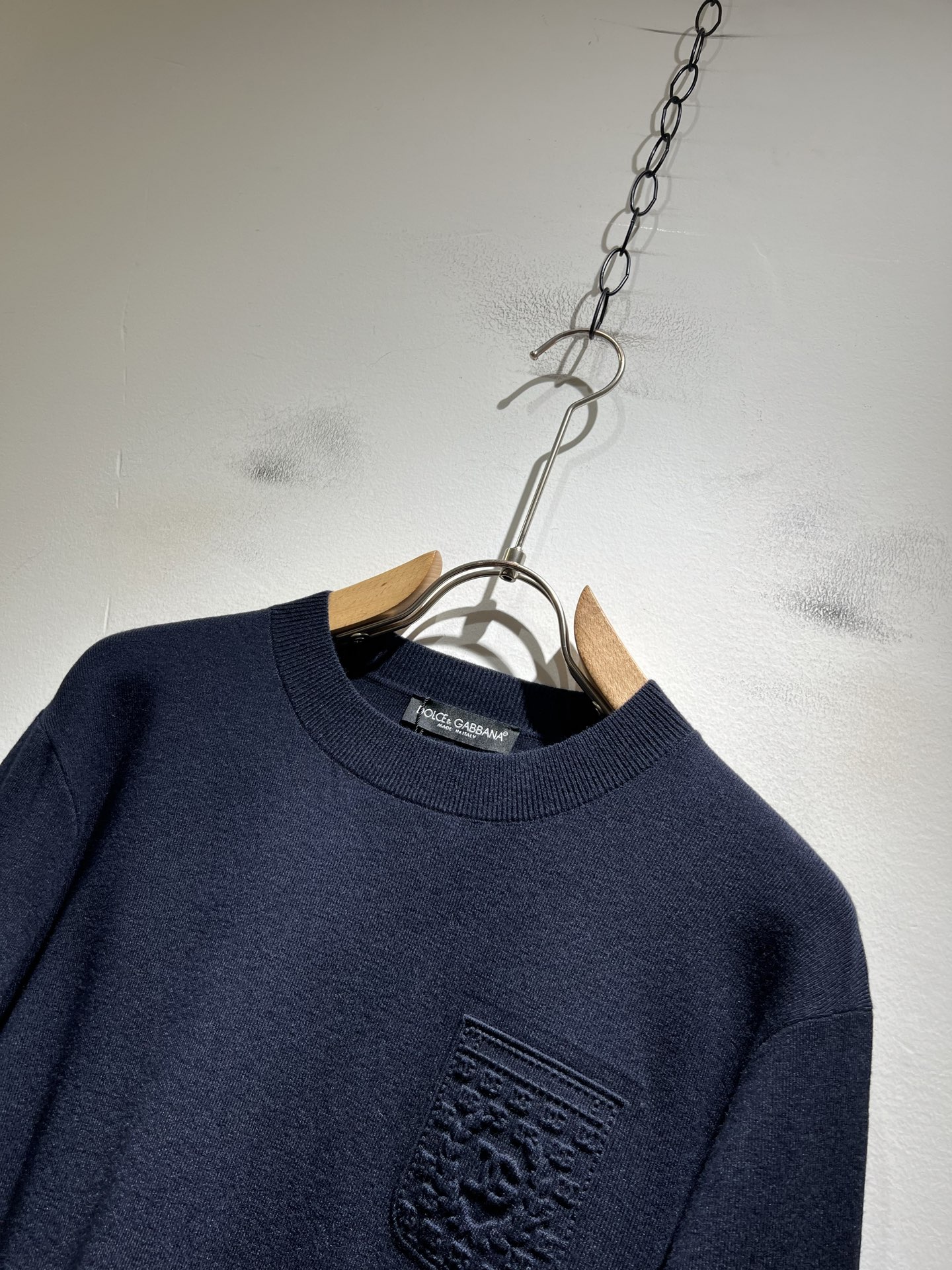 Dolce&Gabba*a 杜嘉*纳2025秋冬新款针织羊毛衫，专柜同步发售！定制专属羊毛面料，胸前字母