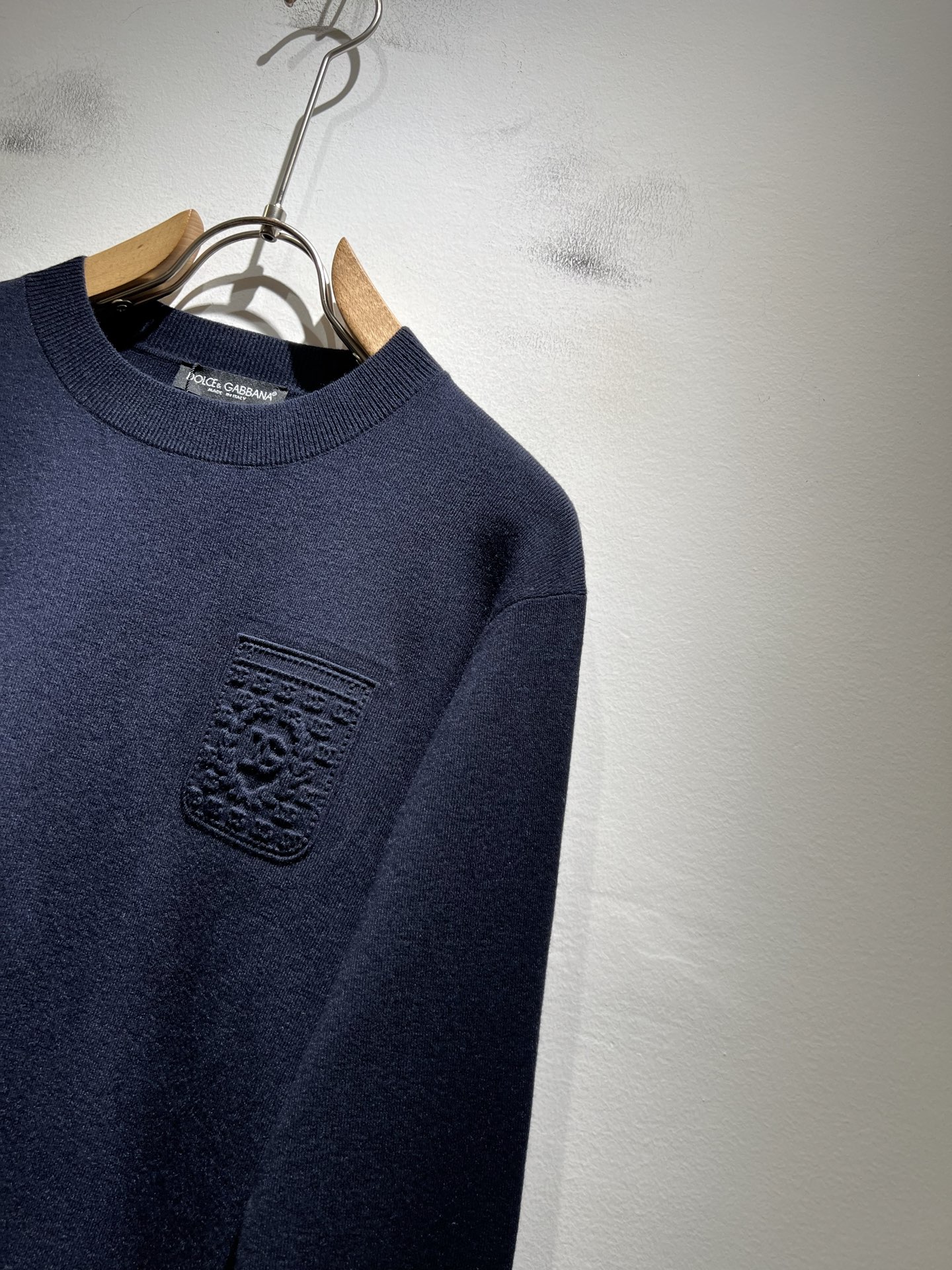 Dolce&Gabba*a 杜嘉*纳2025秋冬新款针织羊毛衫，专柜同步发售！定制专属羊毛面料，胸前字母