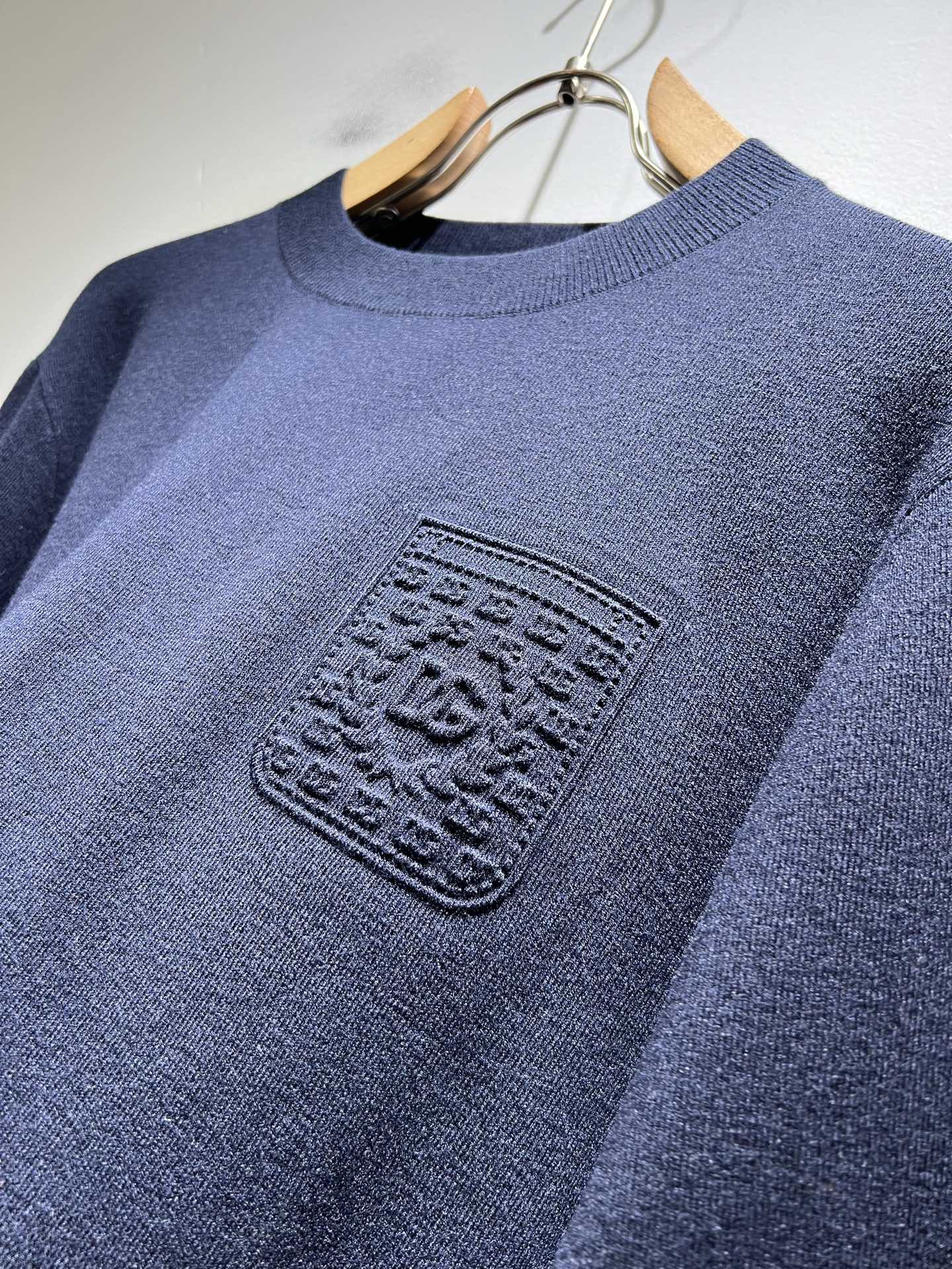 Dolce&Gabba*a 杜嘉*纳2025秋冬新款针织羊毛衫，专柜同步发售！定制专属羊毛面料，胸前字母