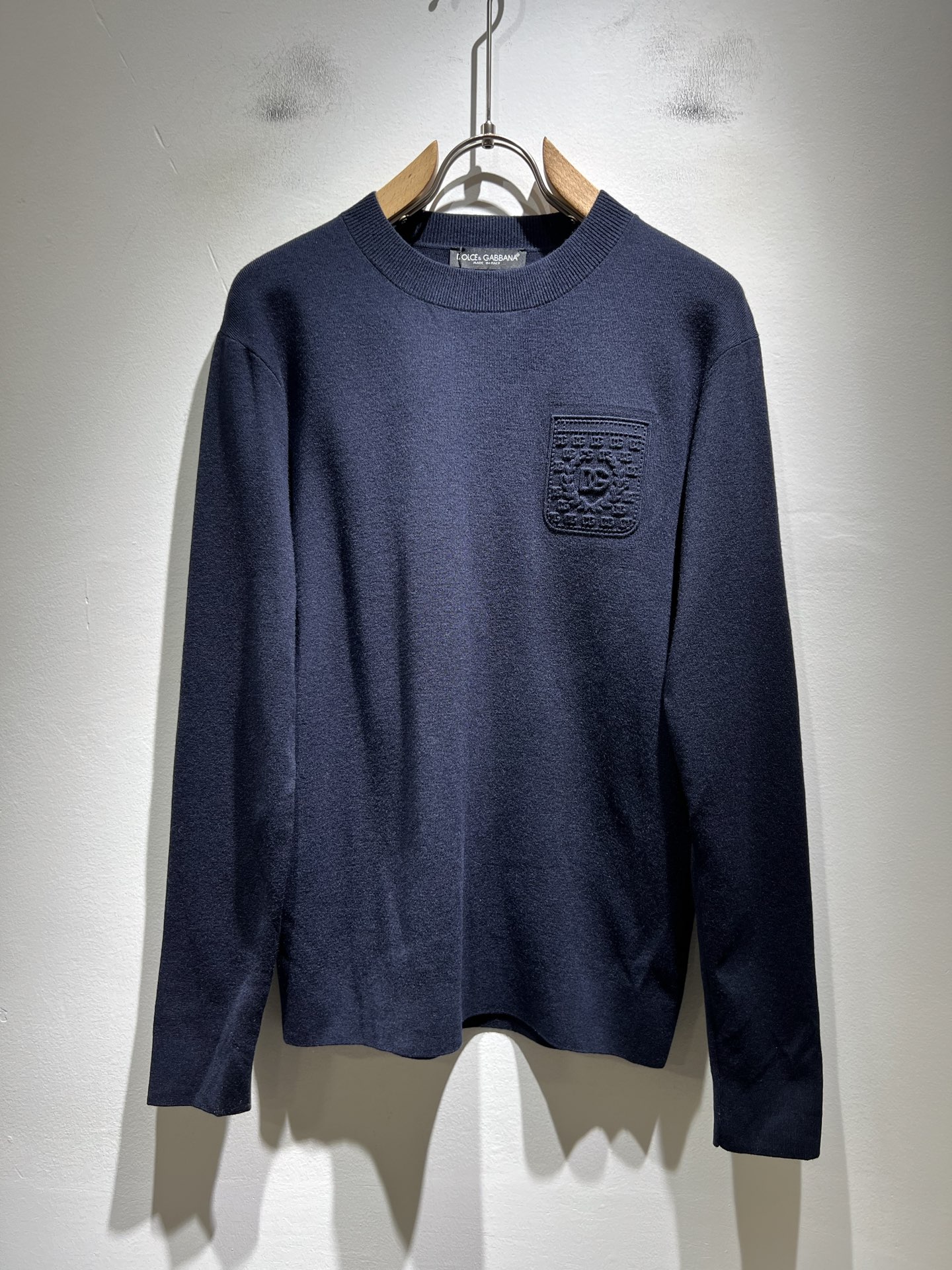 Dolce&Gabba*a 杜嘉*纳2025秋冬新款针织羊毛衫，专柜同步发售！定制专属羊毛面料，胸前字母