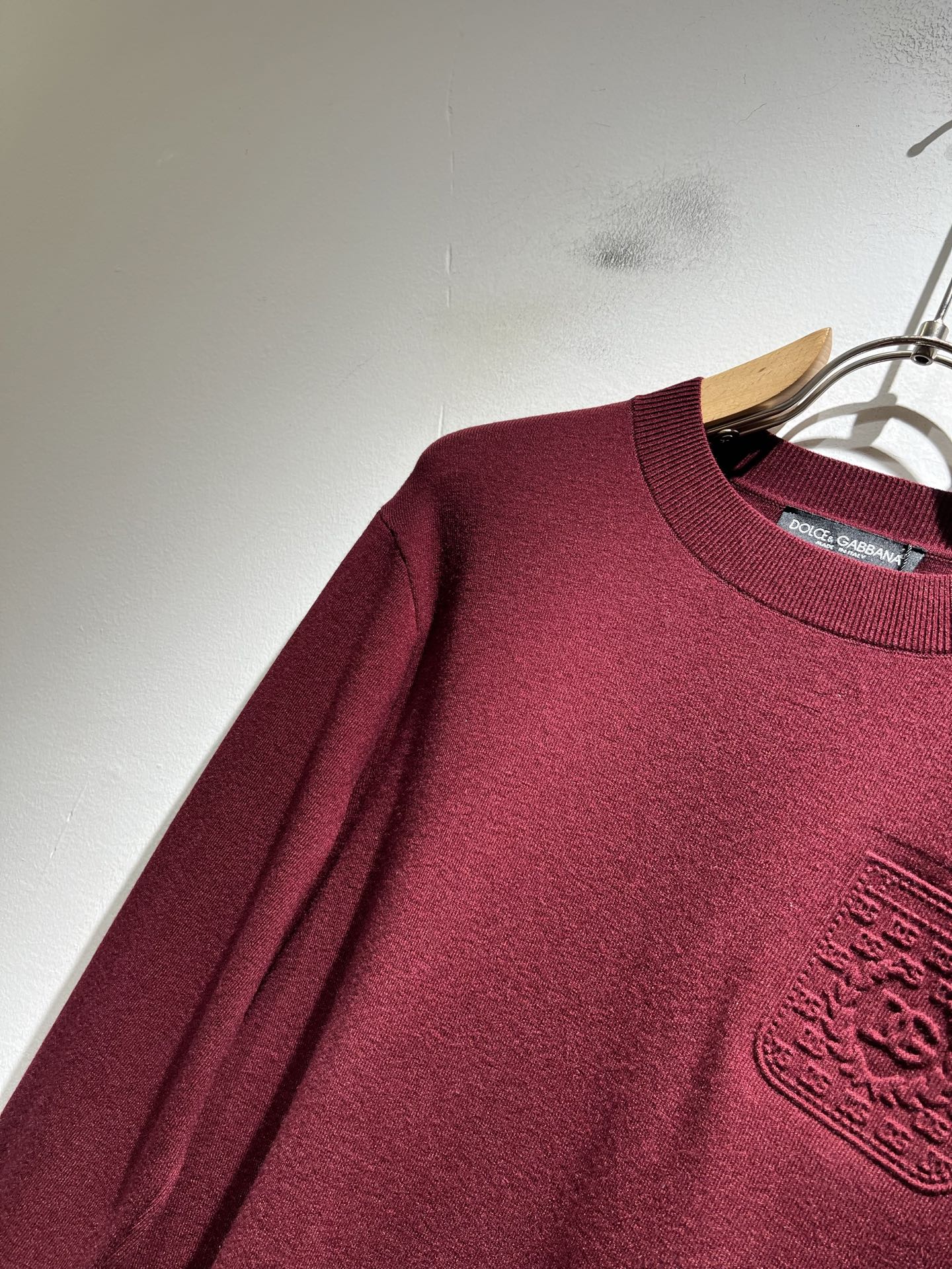 Dolce&Gabba*a 杜嘉*纳2025秋冬新款针织羊毛衫，专柜同步发售！定制专属羊毛面料，胸前字母