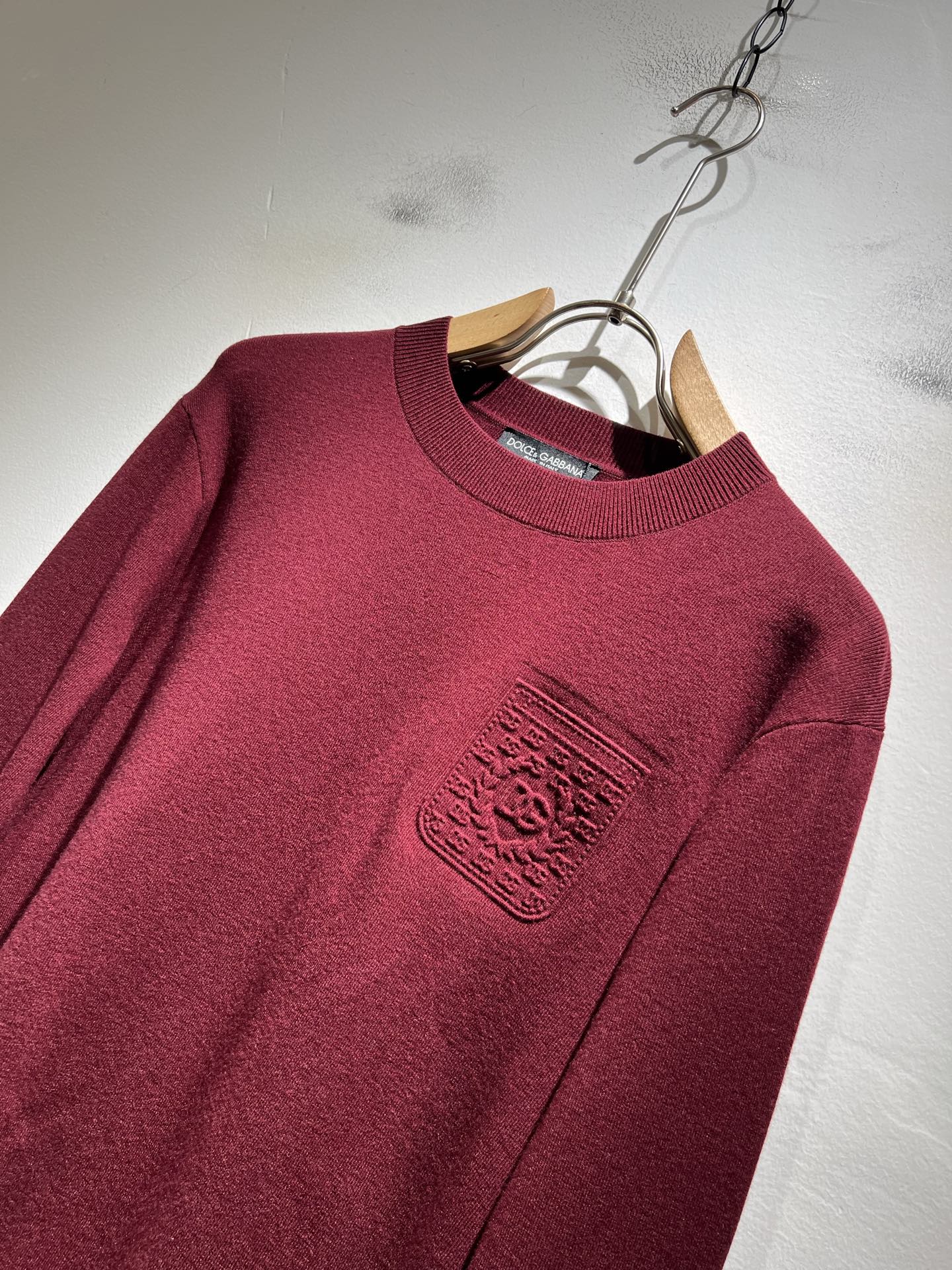 Dolce&Gabba*a 杜嘉*纳2025秋冬新款针织羊毛衫，专柜同步发售！定制专属羊毛面料，胸前字母