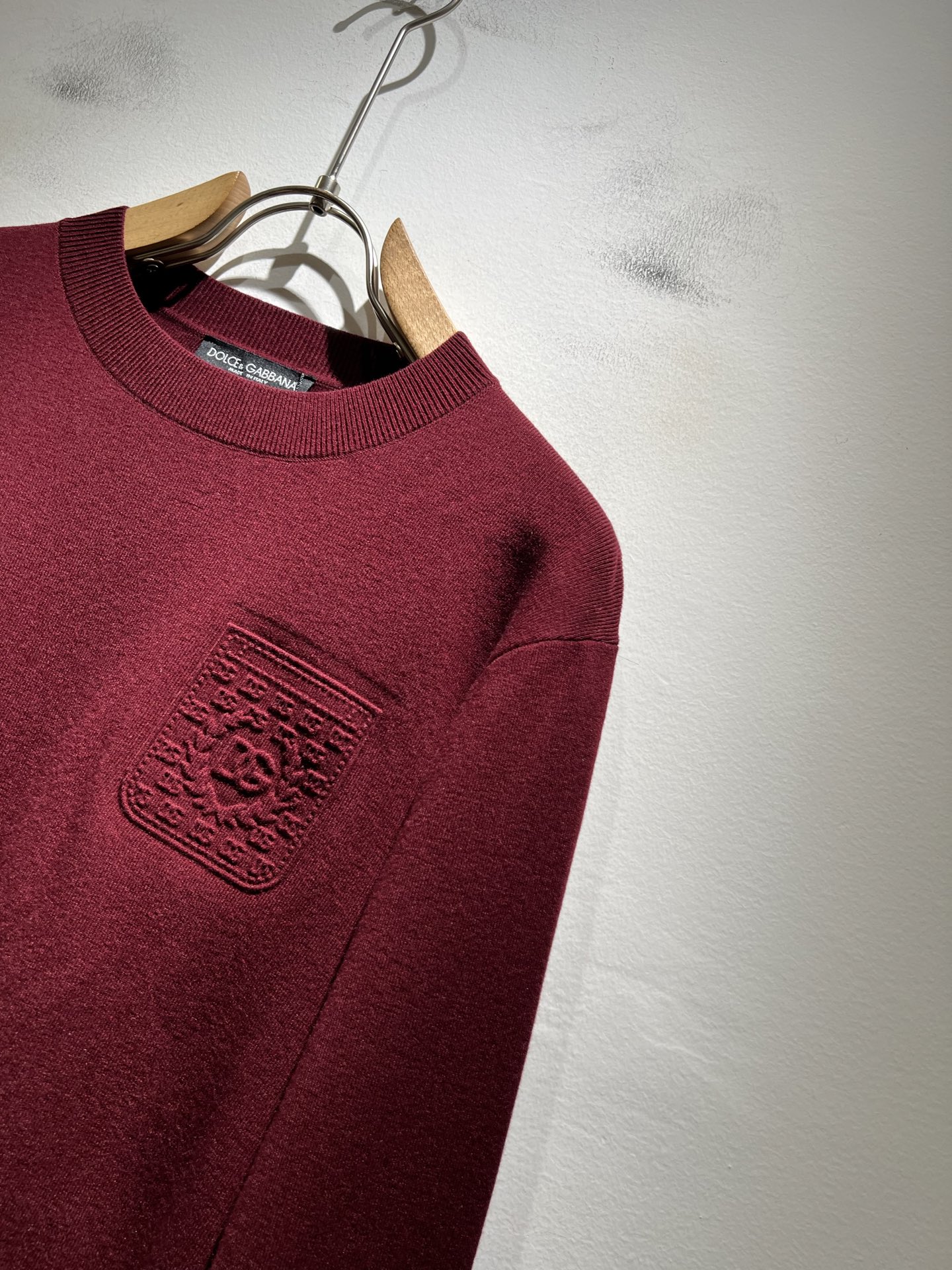 Dolce&Gabba*a 杜嘉*纳2025秋冬新款针织羊毛衫，专柜同步发售！定制专属羊毛面料，胸前字母