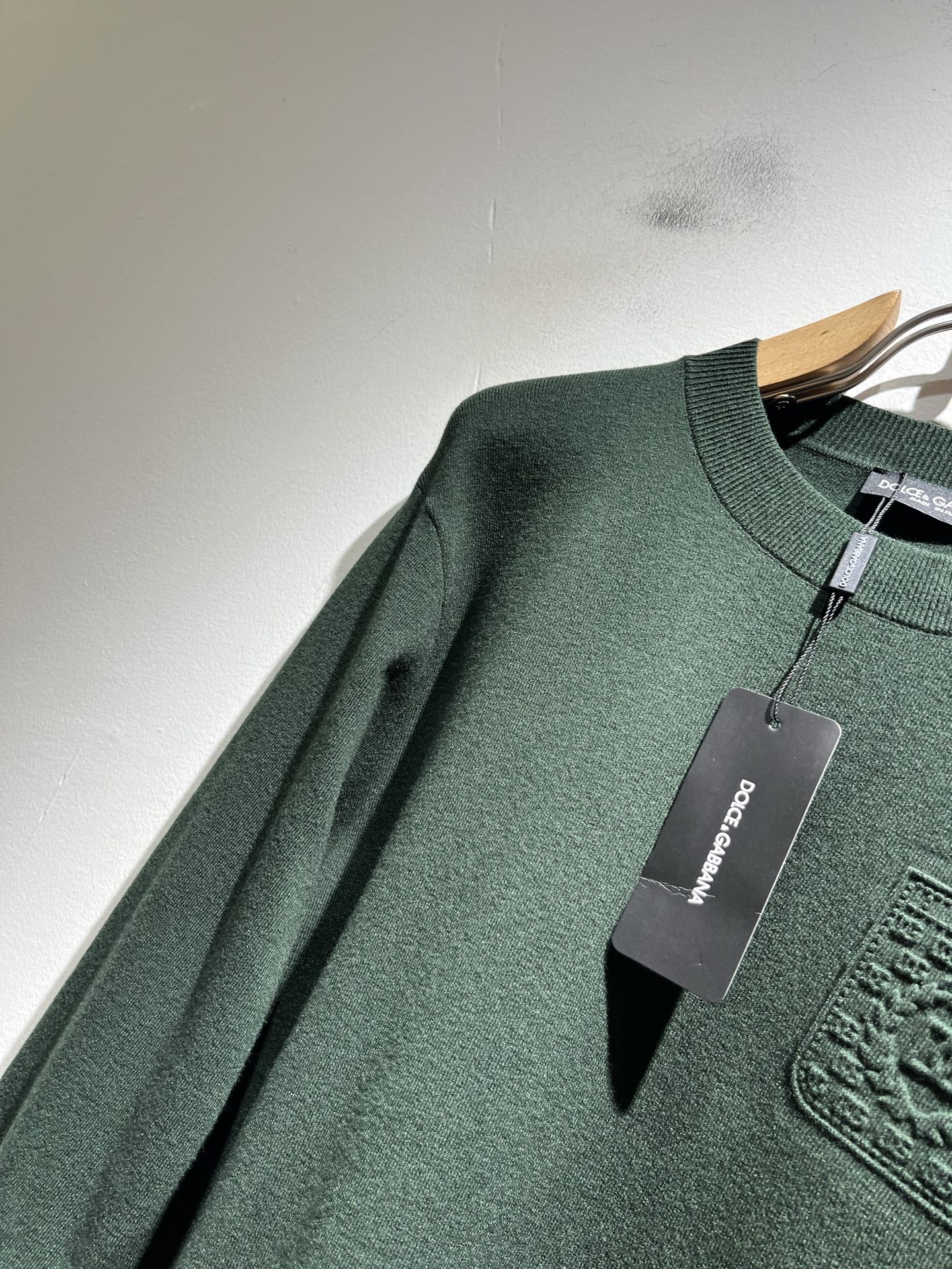 Dolce&Gabba*a 杜嘉*纳2025秋冬新款针织羊毛衫，专柜同步发售！定制专属羊毛面料，胸前字母