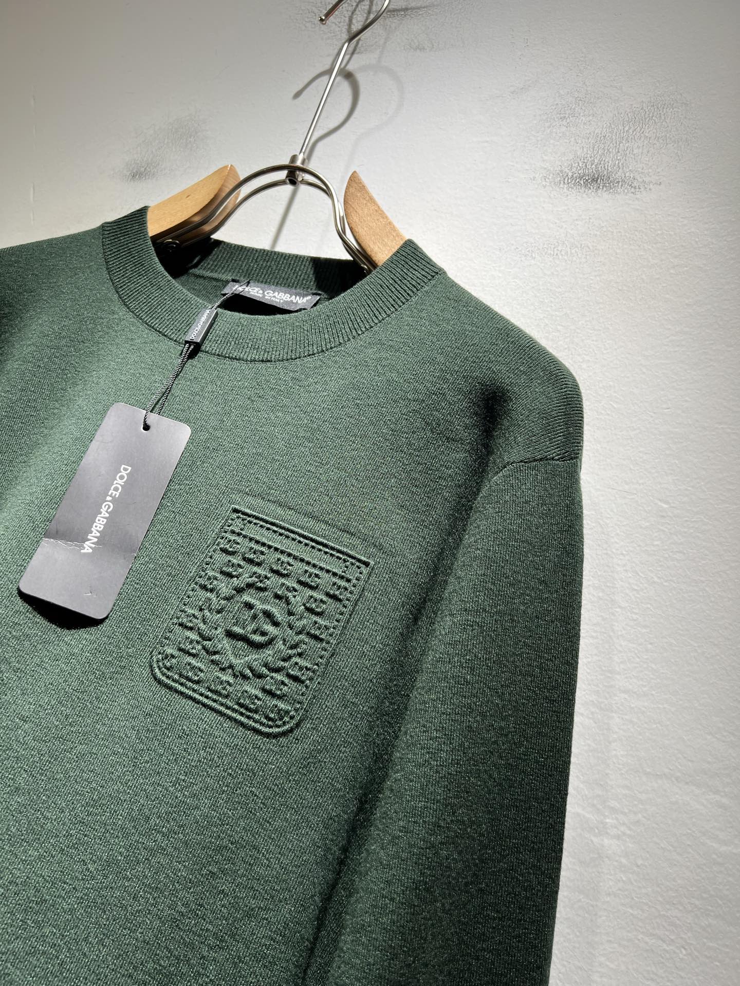 Dolce&Gabba*a 杜嘉*纳2025秋冬新款针织羊毛衫，专柜同步发售！定制专属羊毛面料，胸前字母