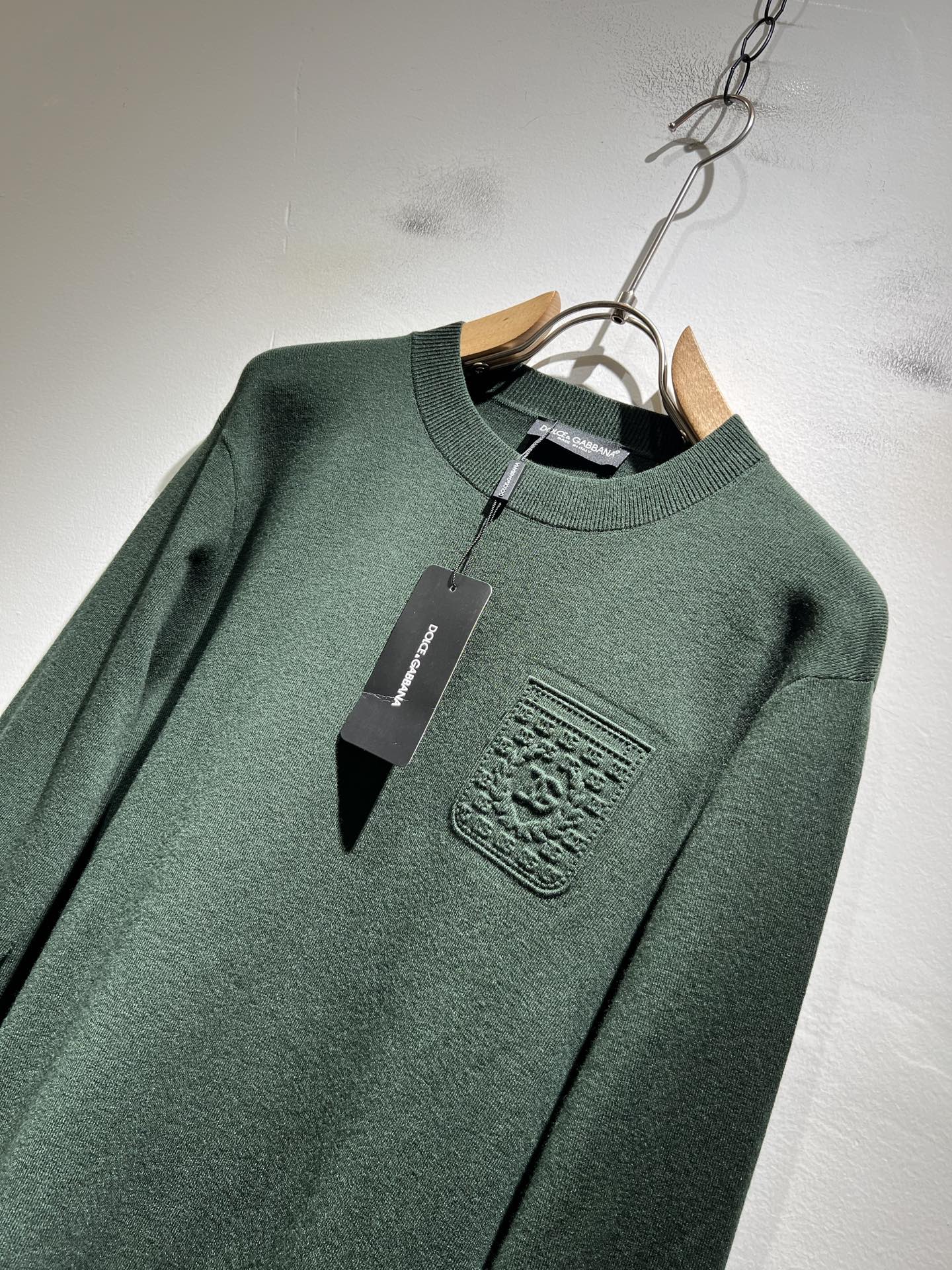 Dolce&Gabba*a 杜嘉*纳2025秋冬新款针织羊毛衫，专柜同步发售！定制专属羊毛面料，胸前字母