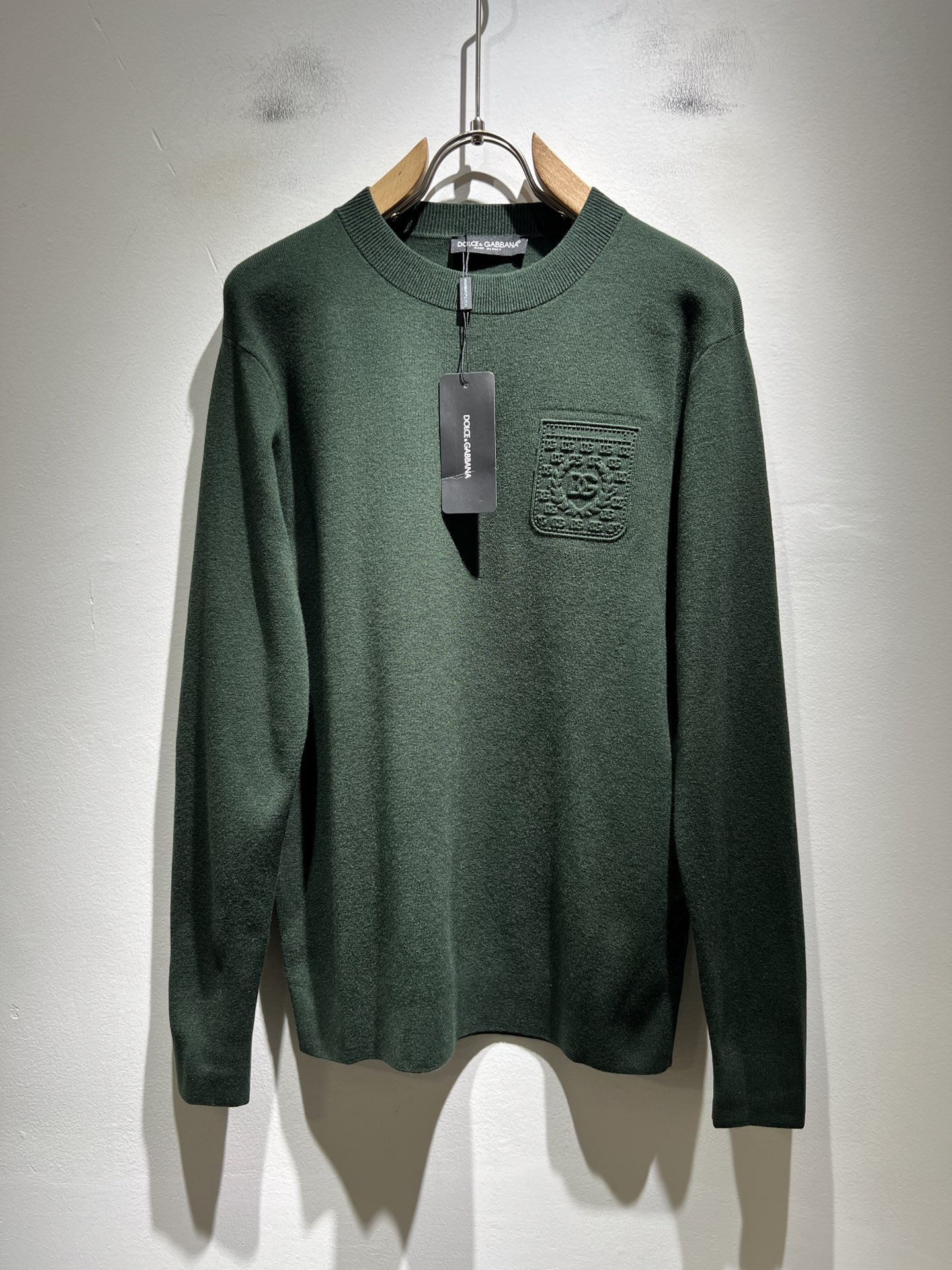 Dolce&Gabba*a 杜嘉*纳2025秋冬新款针织羊毛衫，专柜同步发售！定制专属羊毛面料，胸前字母