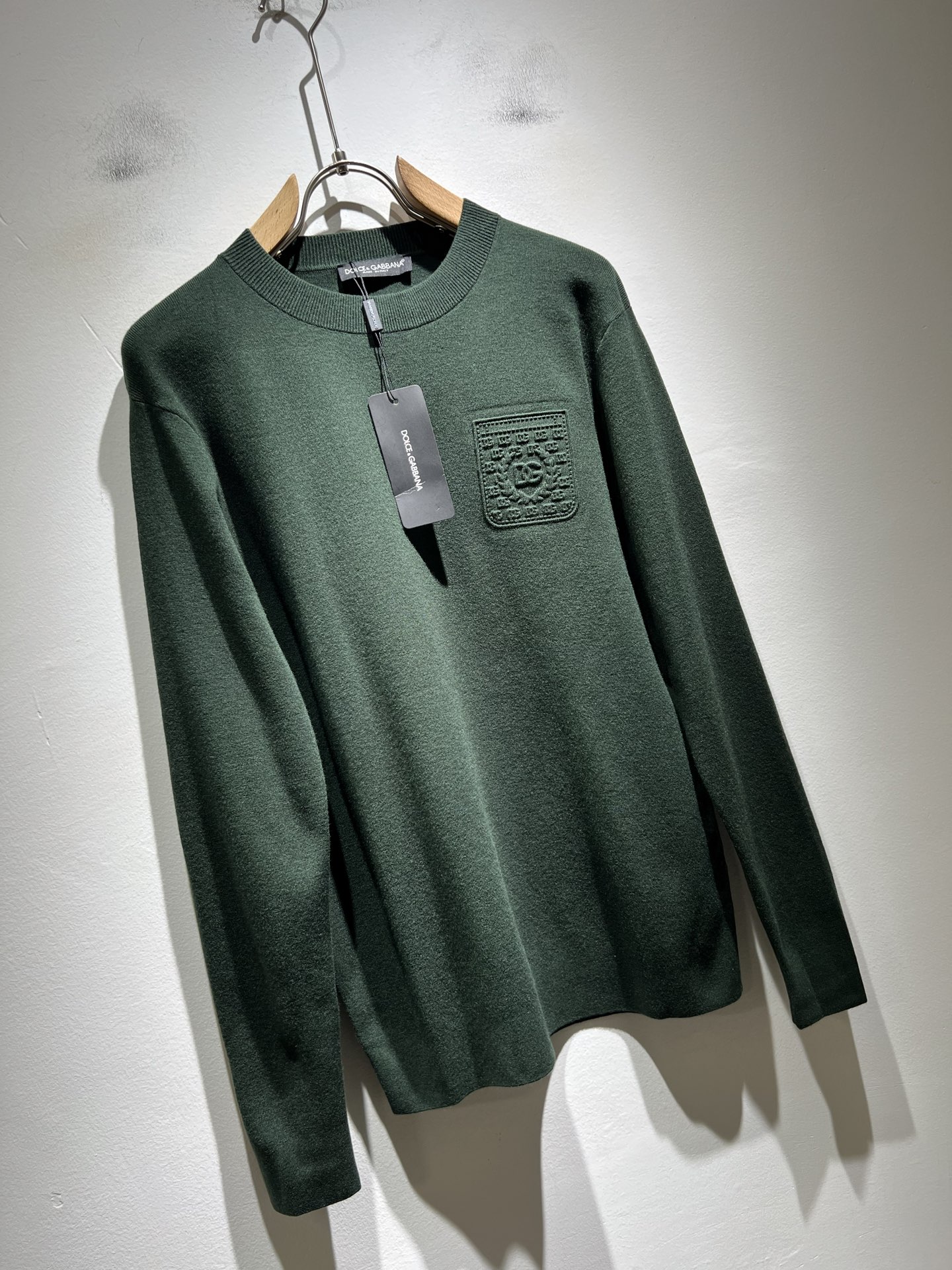 Dolce&Gabba*a 杜嘉*纳2025秋冬新款针织羊毛衫，专柜同步发售！定制专属羊毛面料，胸前字母