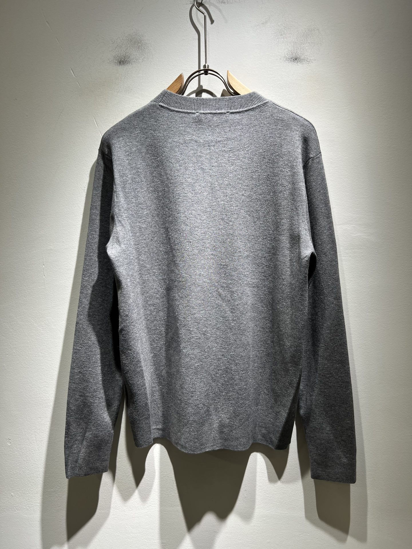 Dolce&Gabba*a 杜嘉*纳2025秋冬新款针织羊毛衫，专柜同步发售！定制专属羊毛面料，胸前字母