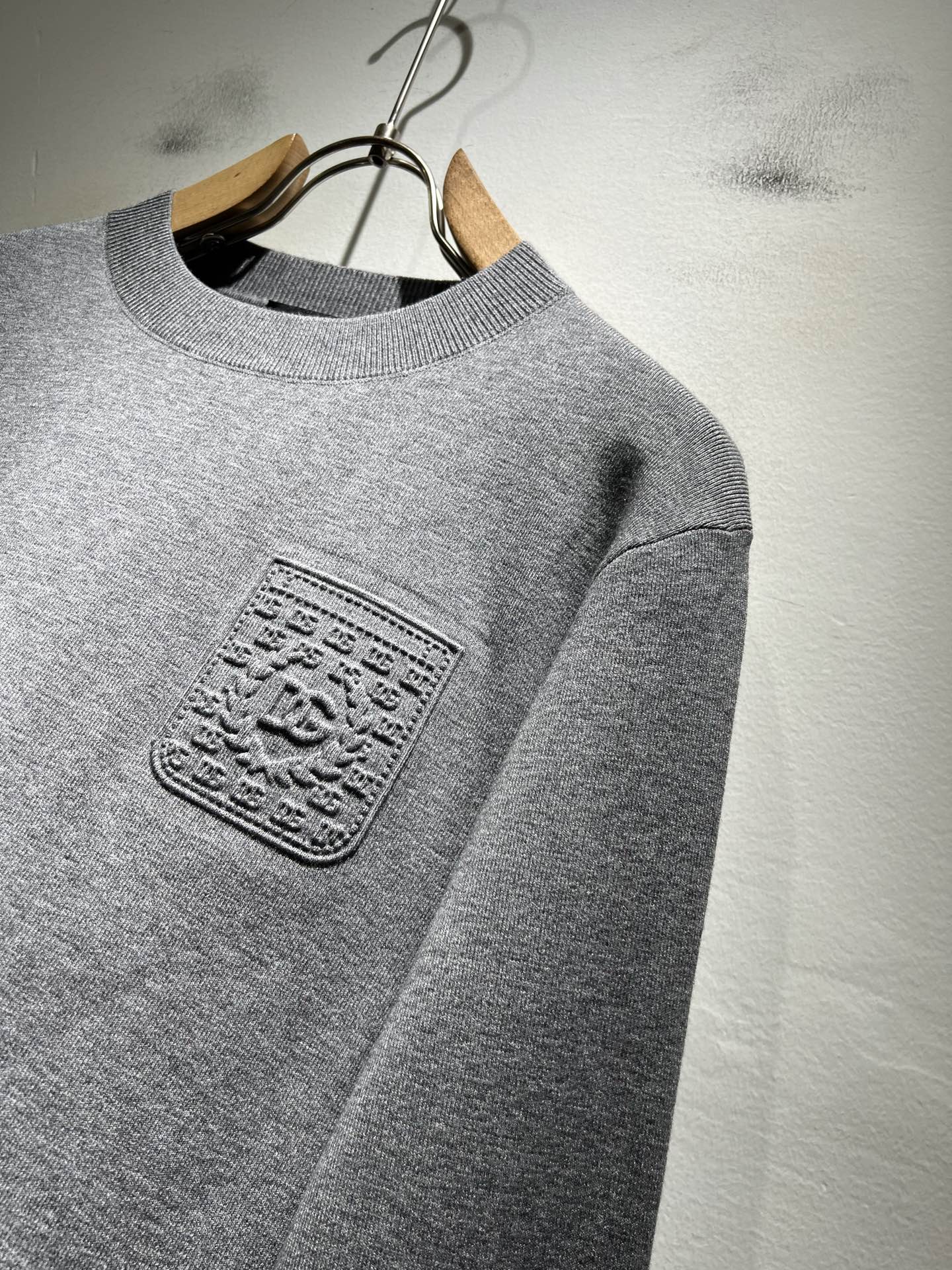 Dolce&Gabba*a 杜嘉*纳2025秋冬新款针织羊毛衫，专柜同步发售！定制专属羊毛面料，胸前字母