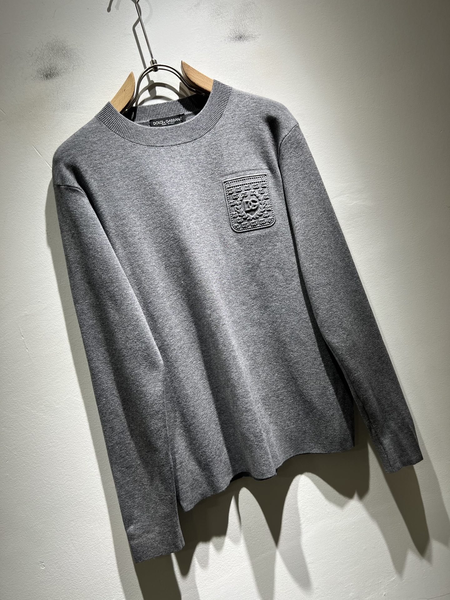 Dolce&Gabba*a 杜嘉*纳2025秋冬新款针织羊毛衫，专柜同步发售！定制专属羊毛面料，胸前字母