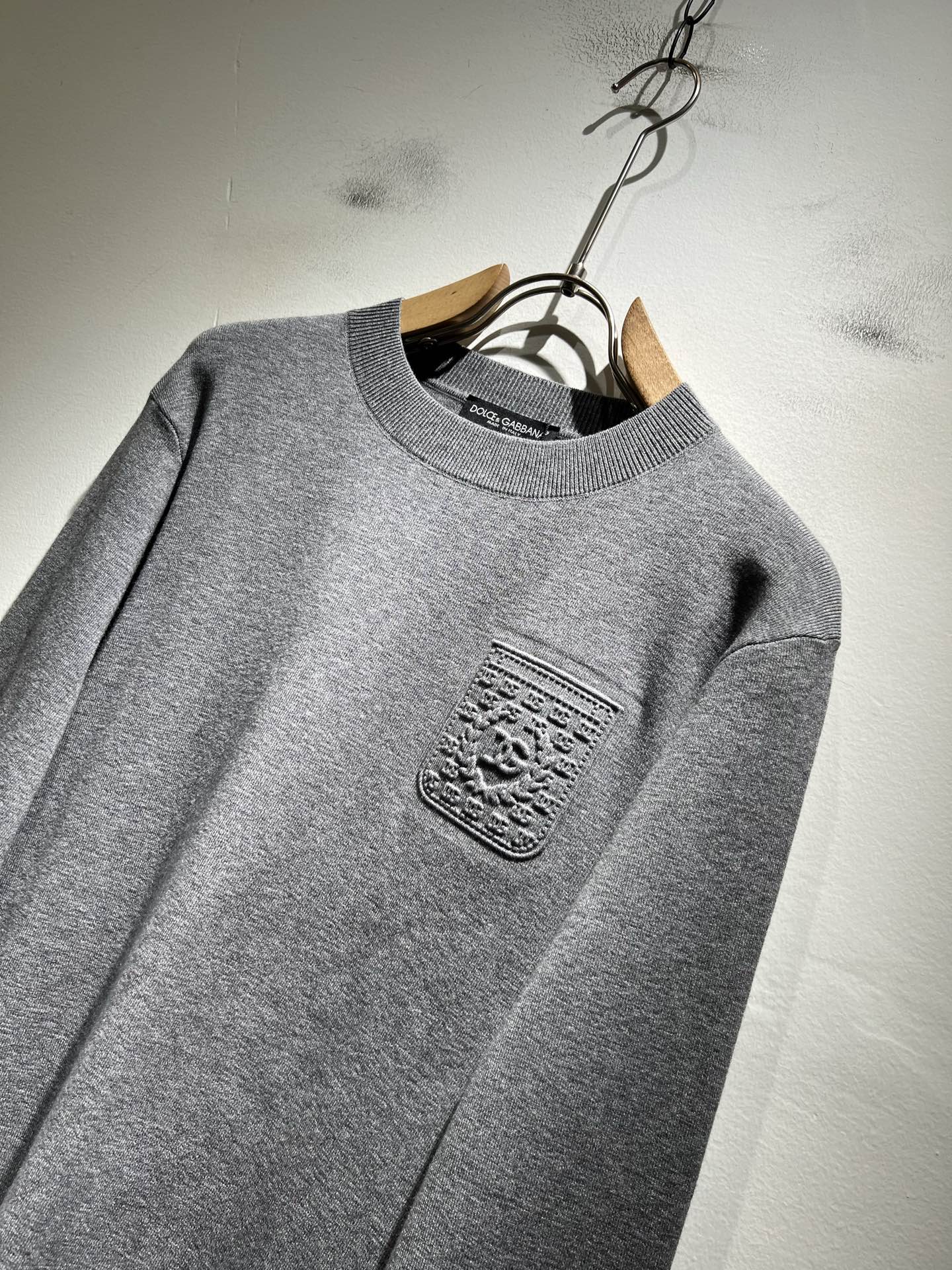 Dolce&Gabba*a 杜嘉*纳2025秋冬新款针织羊毛衫，专柜同步发售！定制专属羊毛面料，胸前字母