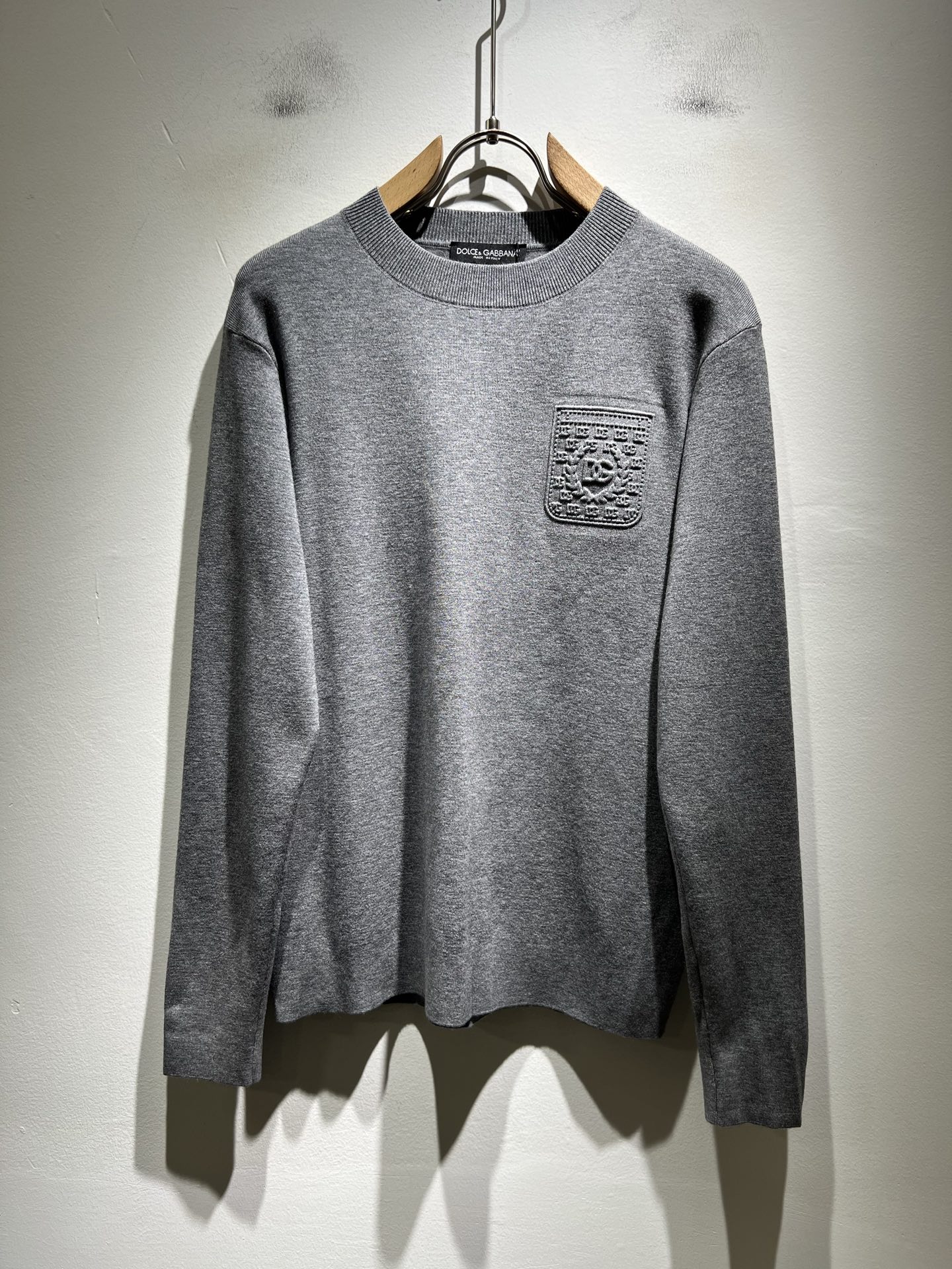 Dolce&Gabba*a 杜嘉*纳2025秋冬新款针织羊毛衫，专柜同步发售！定制专属羊毛面料，胸前字母