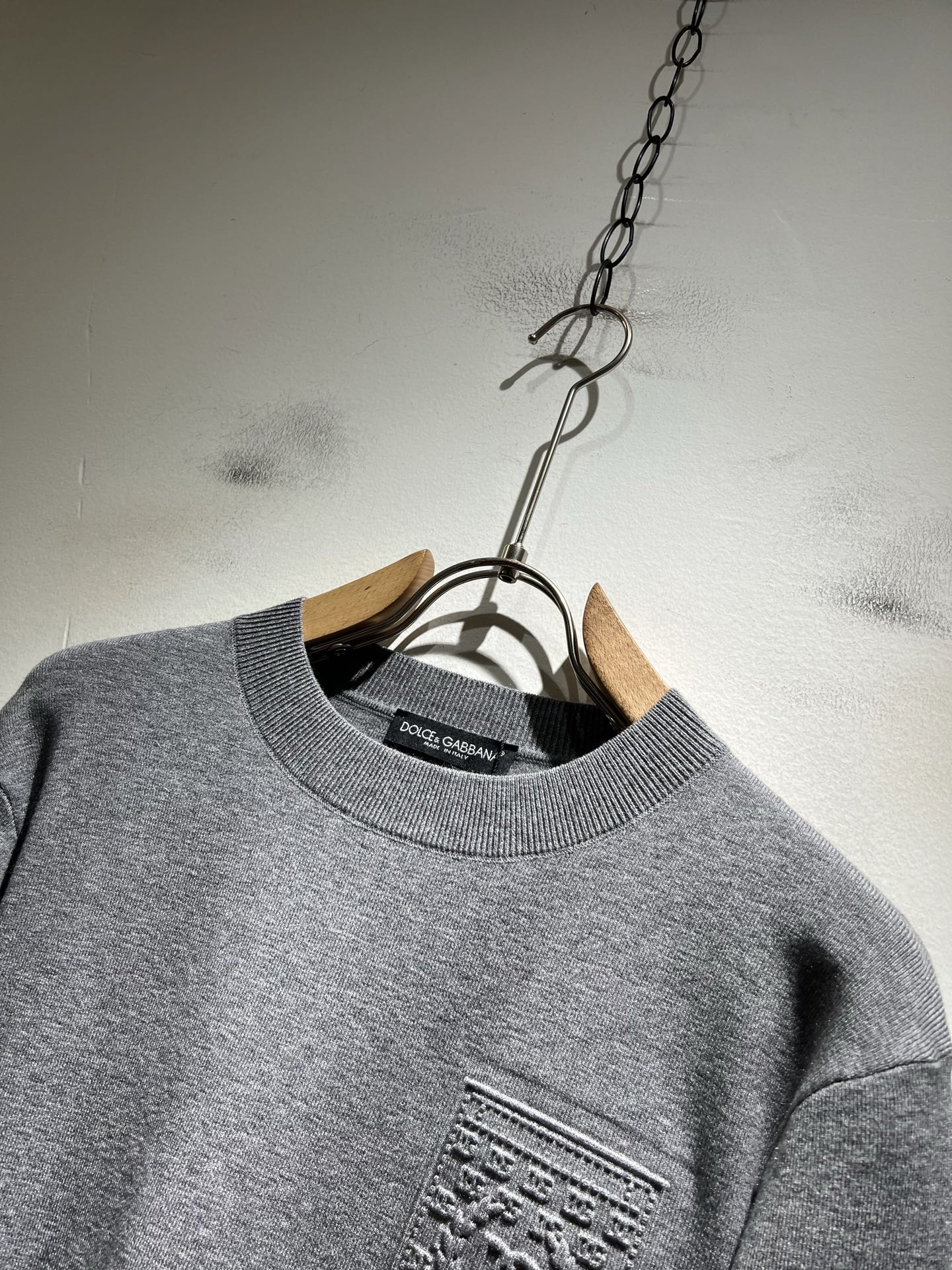 Dolce&Gabba*a 杜嘉*纳2025秋冬新款针织羊毛衫，专柜同步发售！定制专属羊毛面料，胸前字母