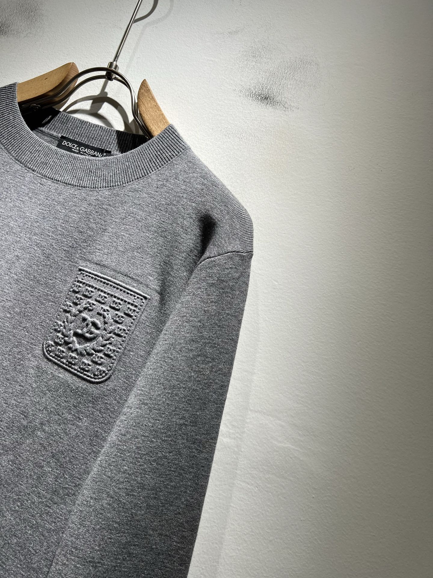 Dolce&Gabba*a 杜嘉*纳2025秋冬新款针织羊毛衫，专柜同步发售！定制专属羊毛面料，胸前字母