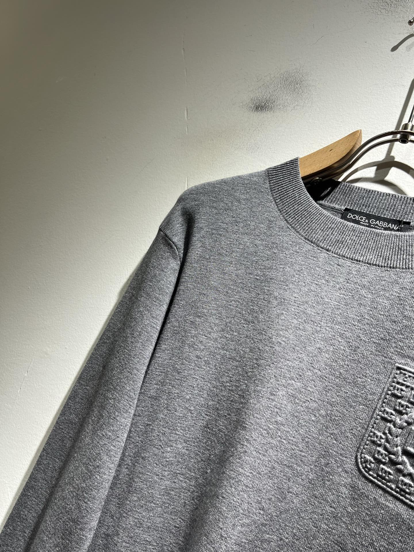 Dolce&Gabba*a 杜嘉*纳2025秋冬新款针织羊毛衫，专柜同步发售！定制专属羊毛面料，胸前字母