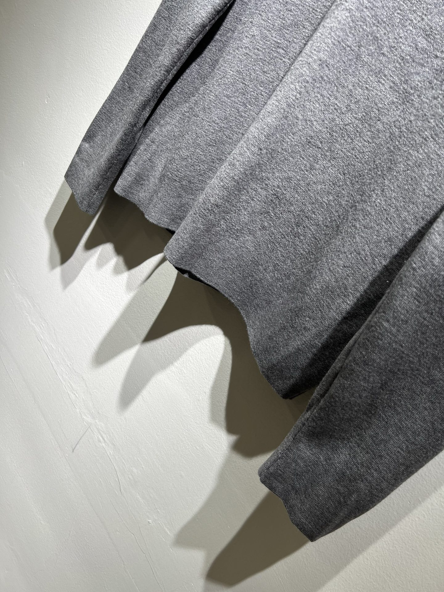 Dolce&Gabba*a 杜嘉*纳2025秋冬新款针织羊毛衫，专柜同步发售！定制专属羊毛面料，胸前字母