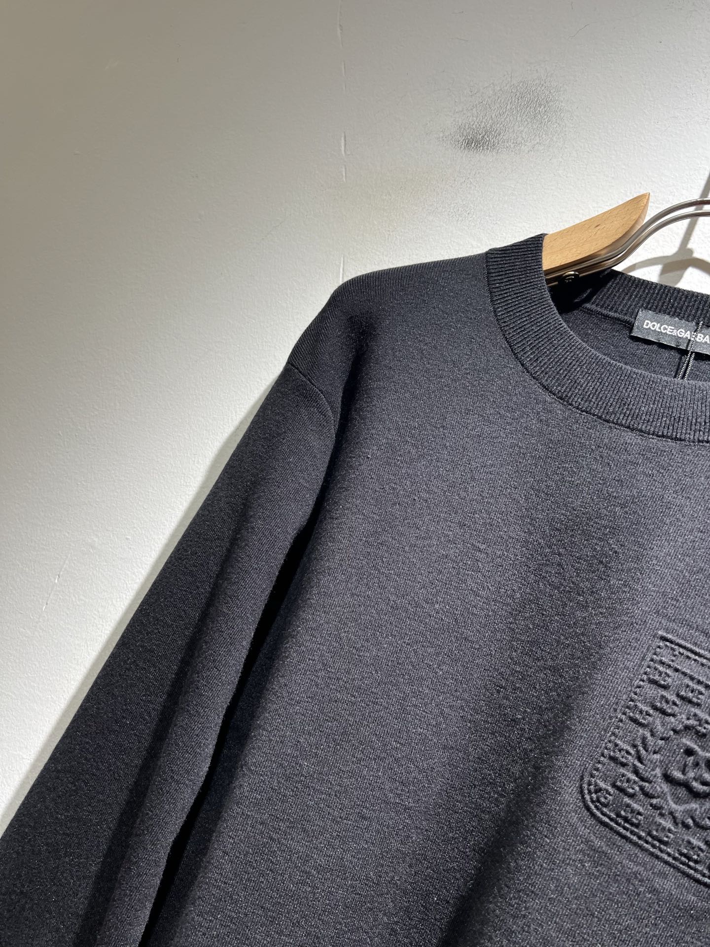 Dolce&Gabba*a 杜嘉*纳2025秋冬新款针织羊毛衫，专柜同步发售！定制专属羊毛面料，胸前字母