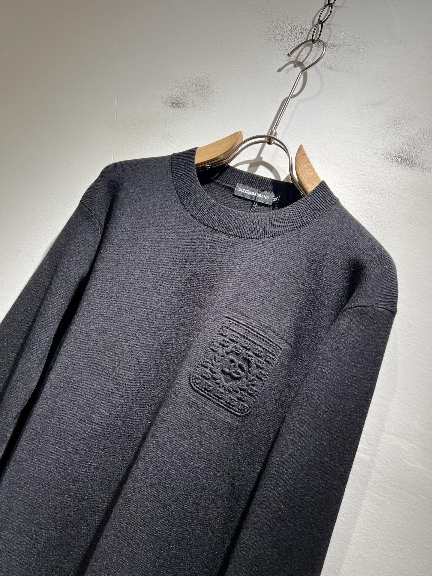 Dolce&Gabba*a 杜嘉*纳2025秋冬新款针织羊毛衫，专柜同步发售！定制专属羊毛面料，胸前字母