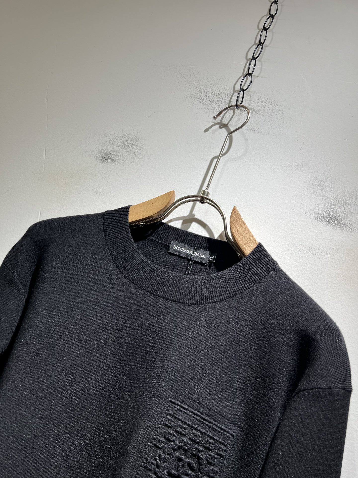 Dolce&Gabba*a 杜嘉*纳2025秋冬新款针织羊毛衫，专柜同步发售！定制专属羊毛面料，胸前字母