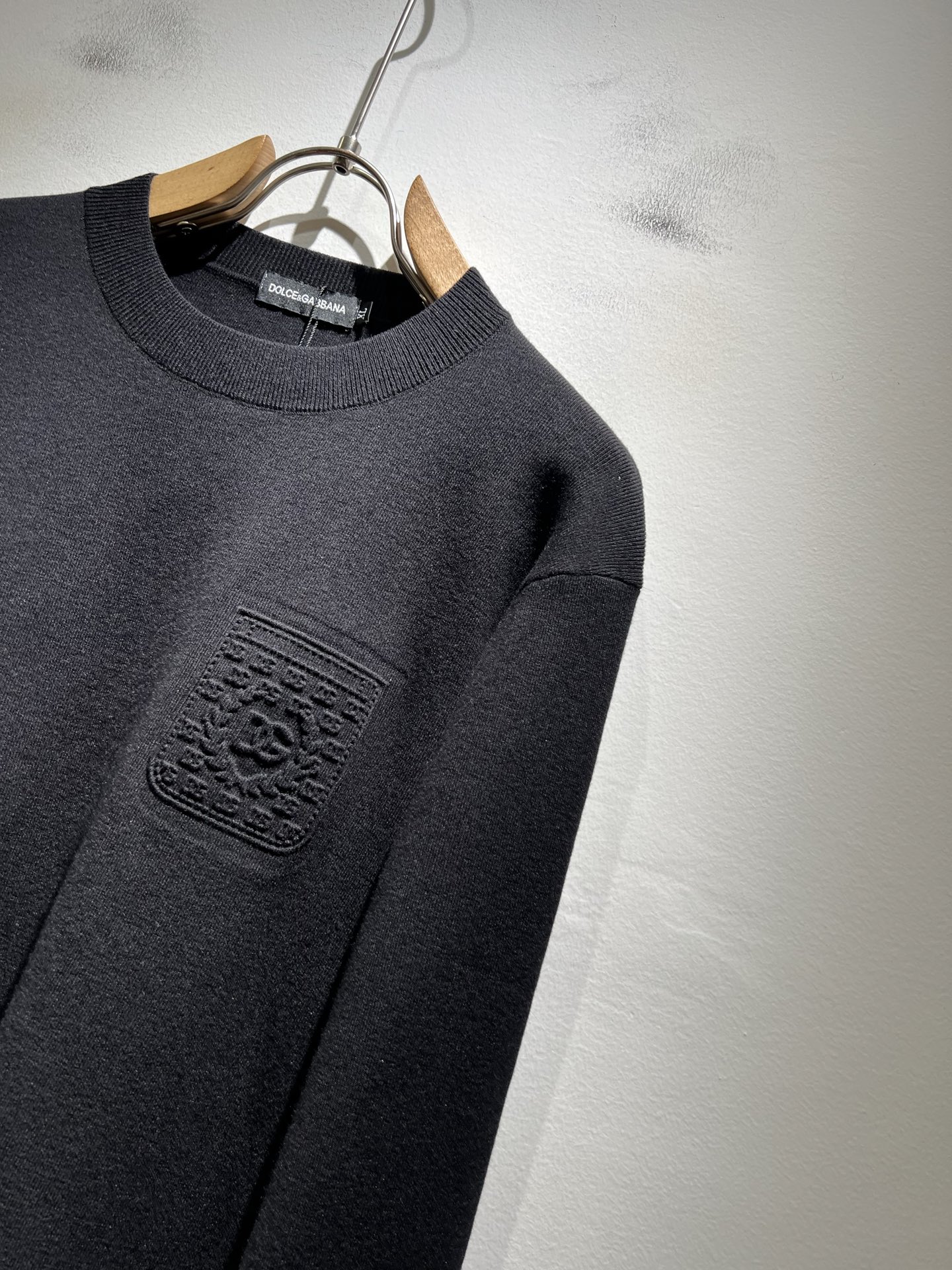 Dolce&Gabba*a 杜嘉*纳2025秋冬新款针织羊毛衫，专柜同步发售！定制专属羊毛面料，胸前字母