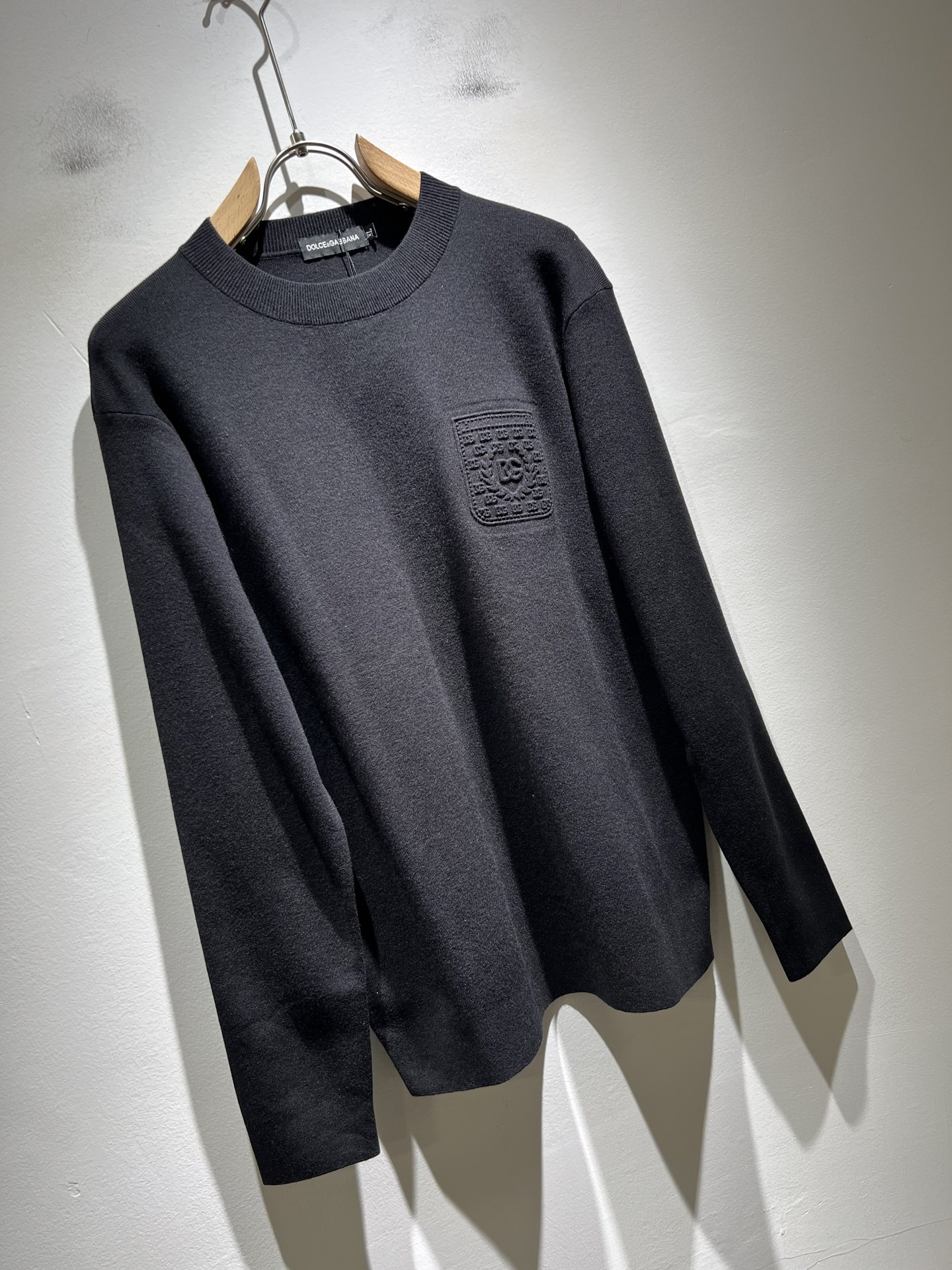 Dolce&Gabba*a 杜嘉*纳2025秋冬新款针织羊毛衫，专柜同步发售！定制专属羊毛面料，胸前字母