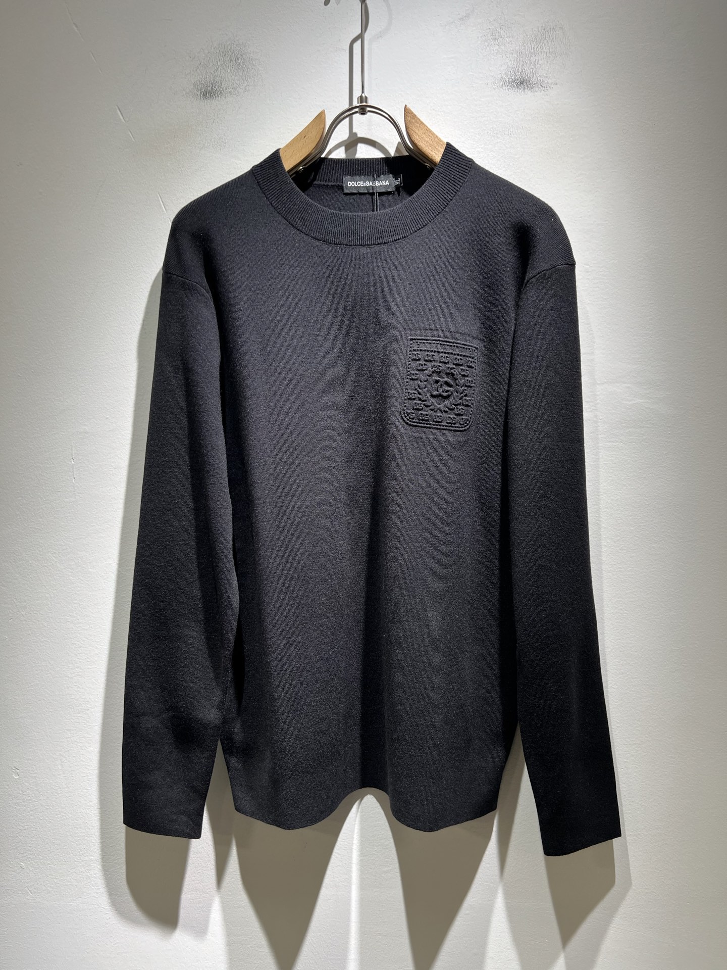 Dolce&Gabba*a 杜嘉*纳2025秋冬新款针织羊毛衫，专柜同步发售！定制专属羊毛面料，胸前字母