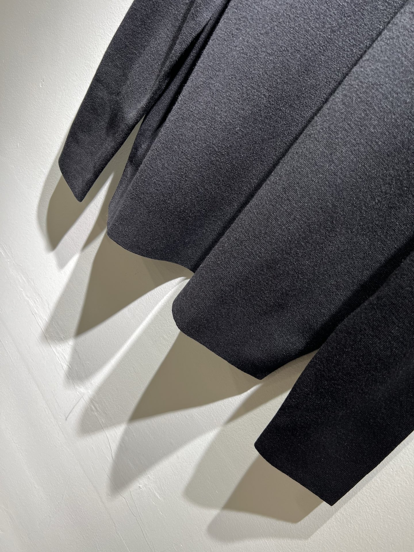 Dolce&Gabba*a 杜嘉*纳2025秋冬新款针织羊毛衫，专柜同步发售！定制专属羊毛面料，胸前字母