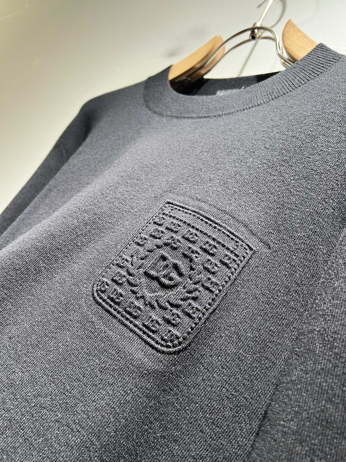 Dolce&Gabba*a 杜嘉*纳2025秋冬新款针织羊毛衫，专柜同步发售！定制专属羊毛面料，胸前字母