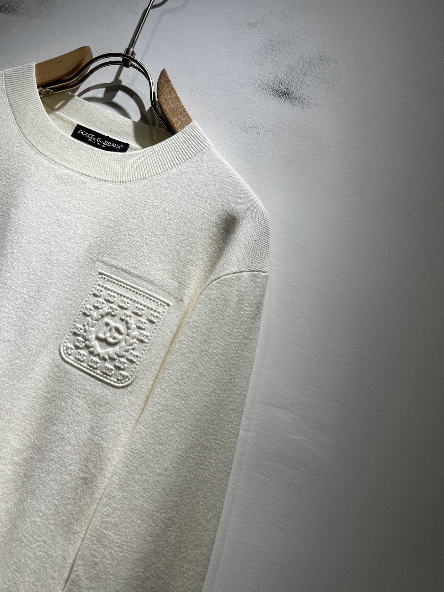 Dolce&Gabba*a 杜嘉*纳2025秋冬新款针织羊毛衫，专柜同步发售！定制专属羊毛面料，胸前字母