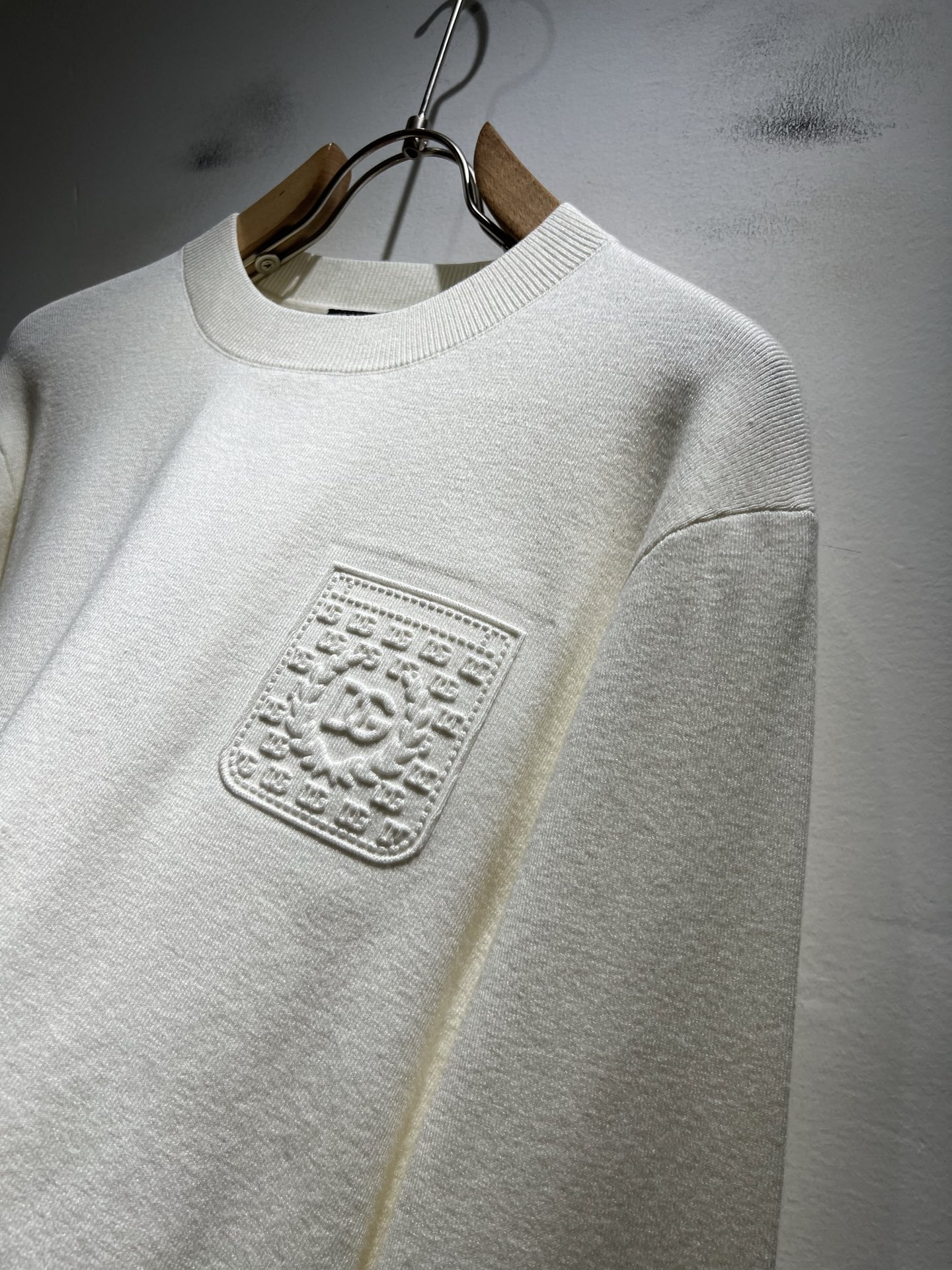 Dolce&Gabba*a 杜嘉*纳2025秋冬新款针织羊毛衫，专柜同步发售！定制专属羊毛面料，胸前字母