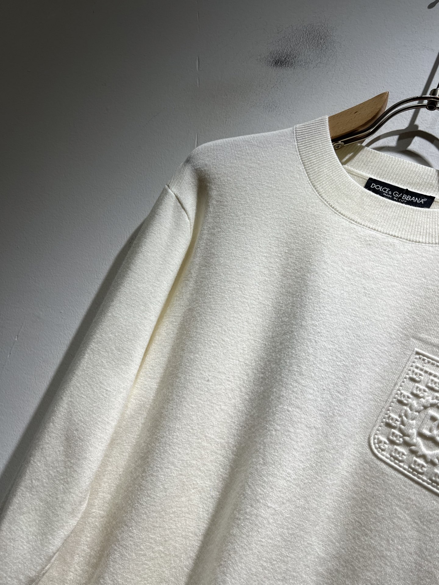 Dolce&Gabba*a 杜嘉*纳2025秋冬新款针织羊毛衫，专柜同步发售！定制专属羊毛面料，胸前字母