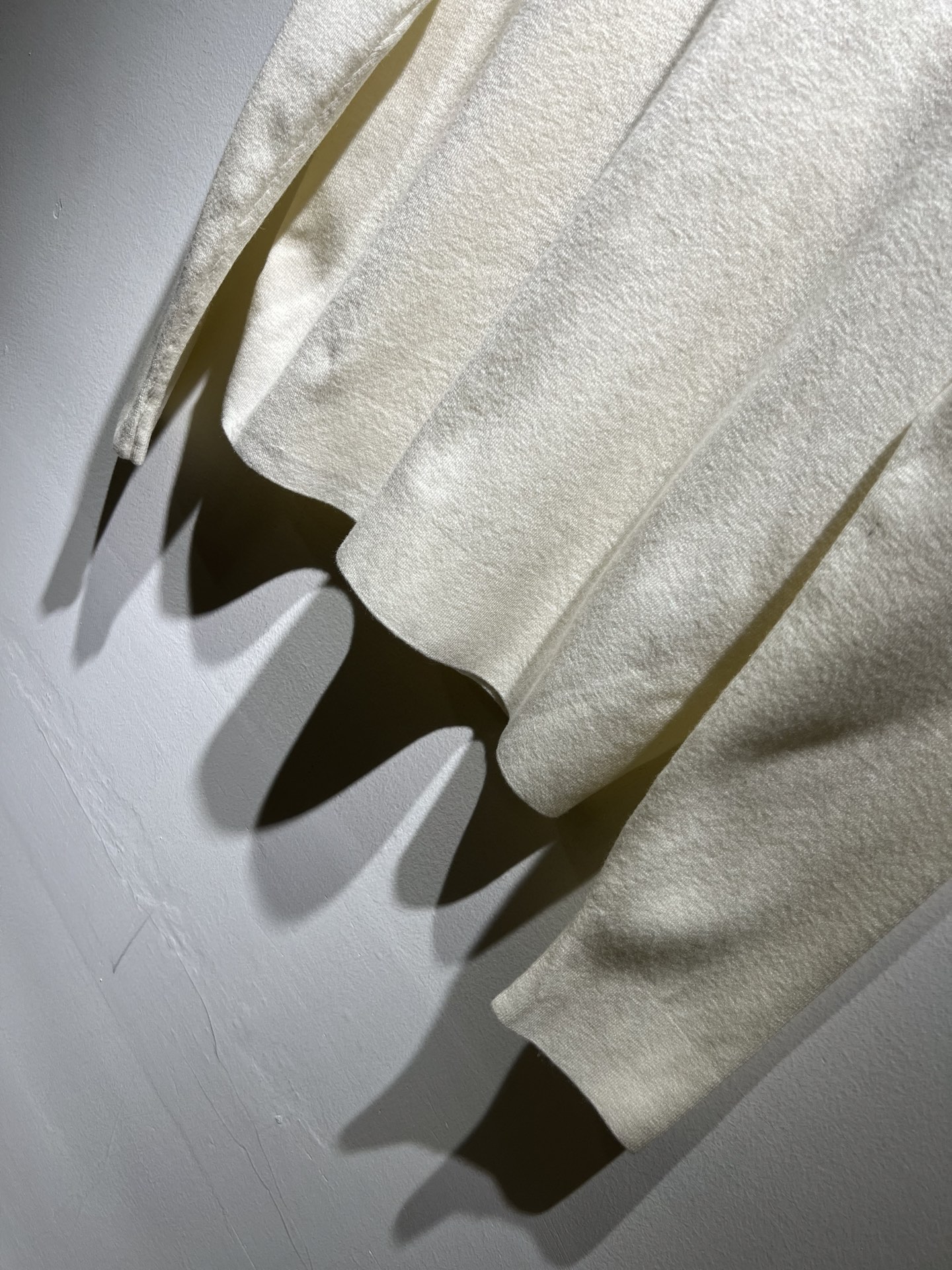 Dolce&Gabba*a 杜嘉*纳2025秋冬新款针织羊毛衫，专柜同步发售！定制专属羊毛面料，胸前字母