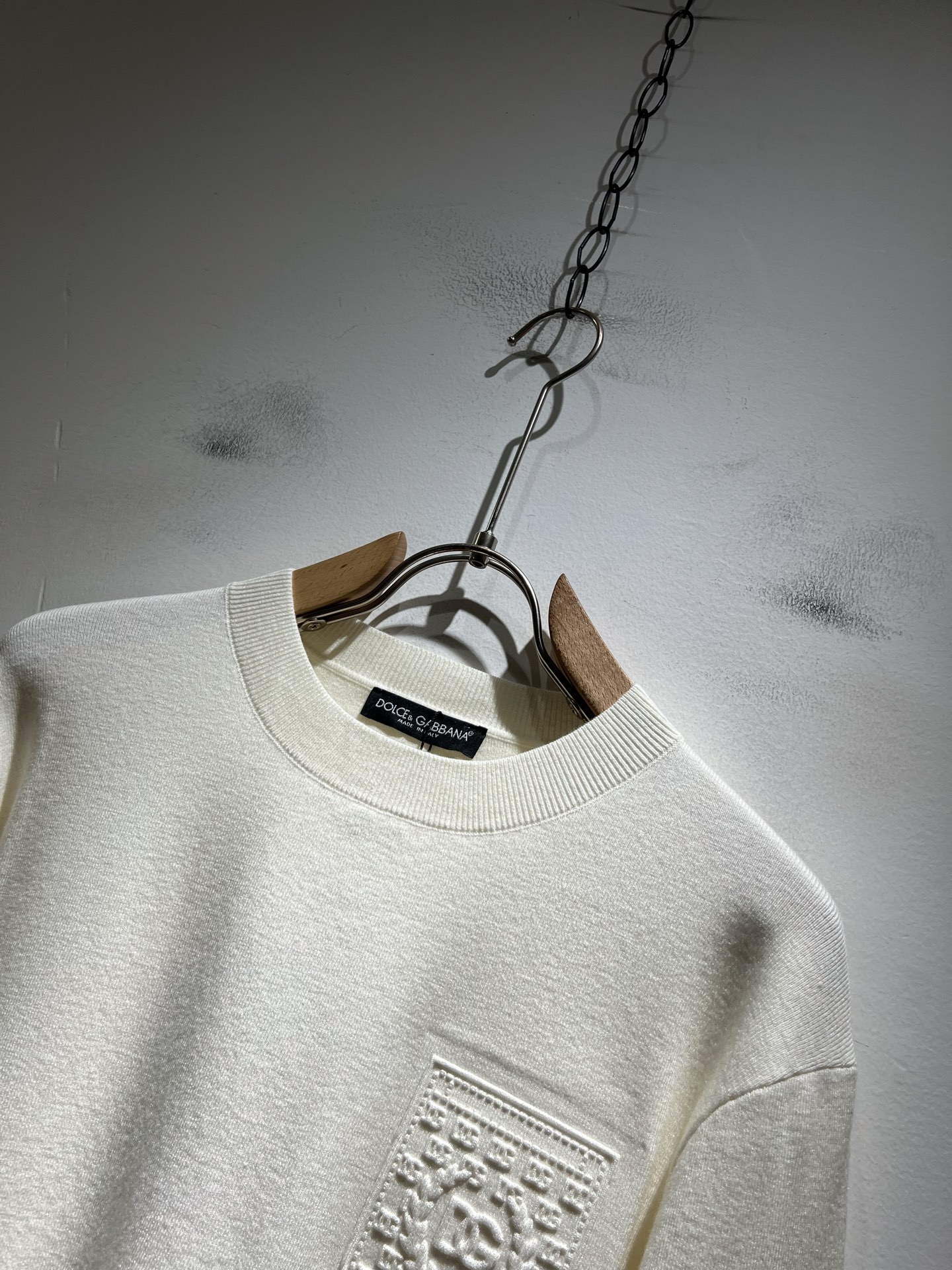 Dolce&Gabba*a 杜嘉*纳2025秋冬新款针织羊毛衫，专柜同步发售！定制专属羊毛面料，胸前字母