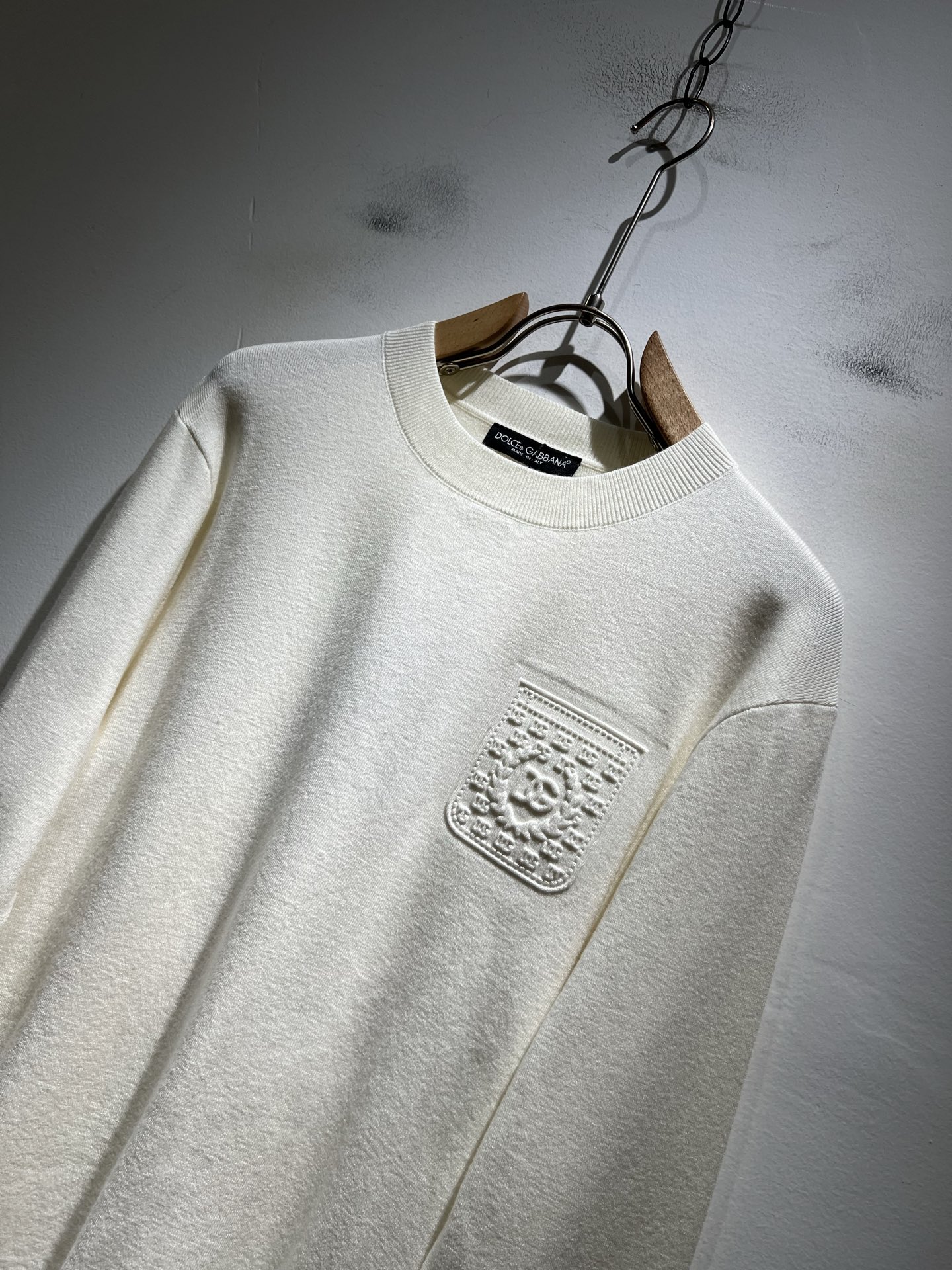 Dolce&Gabba*a 杜嘉*纳2025秋冬新款针织羊毛衫，专柜同步发售！定制专属羊毛面料，胸前字母