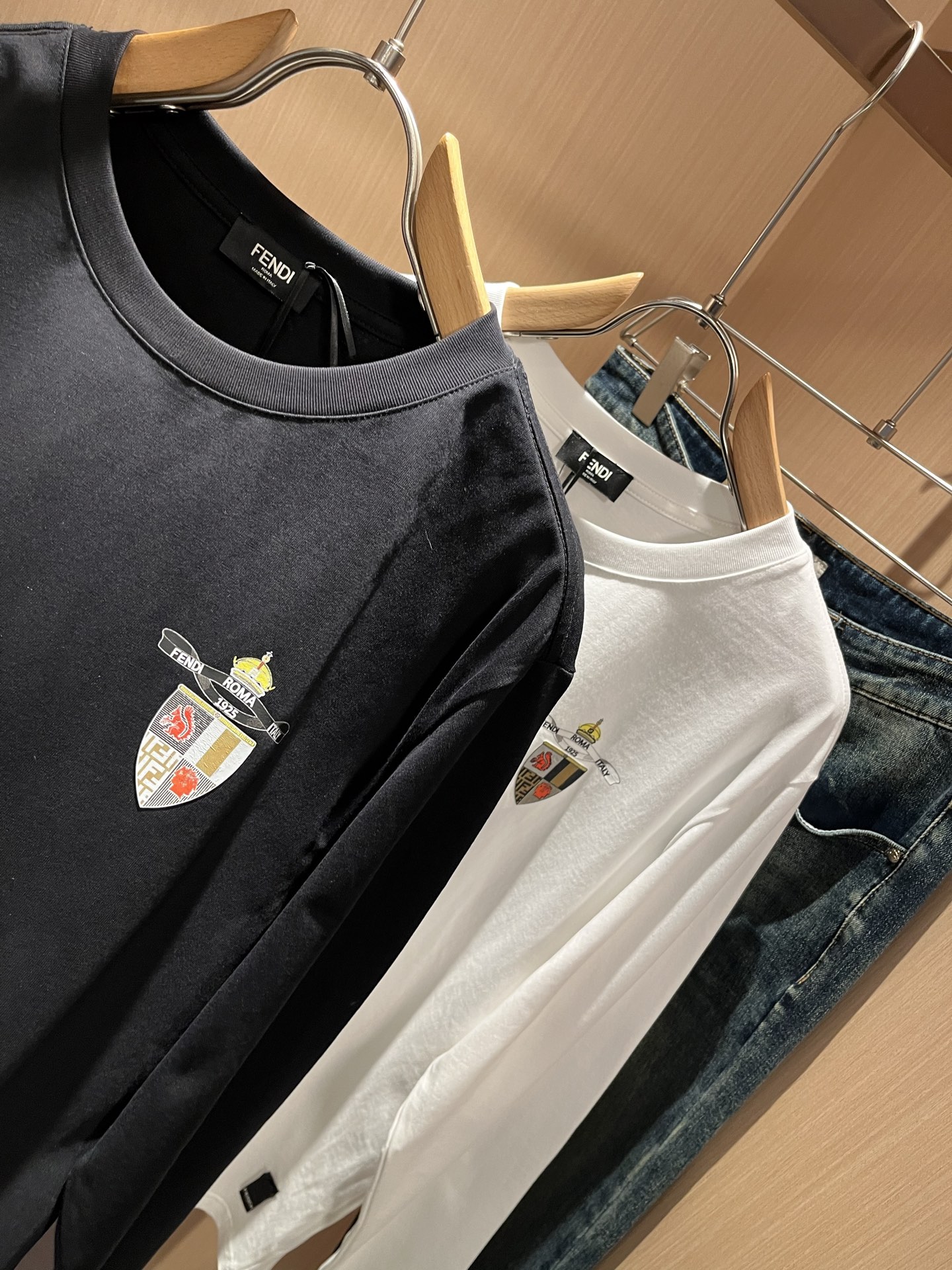FEN*I 芬*迪2025秋冬新款FD家族FF男女同款👫打底衫，男女同款👫百搭极简短袖。意大利原厂订单，