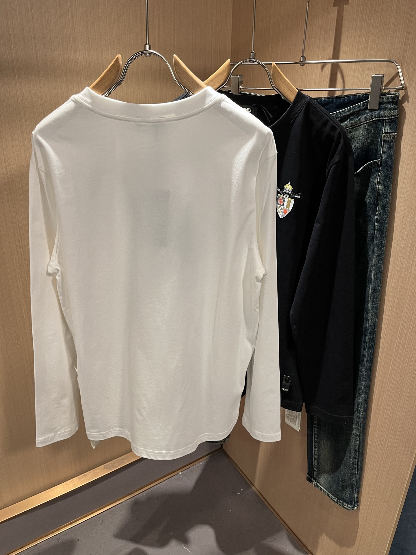 FEN*I 芬*迪2025秋冬新款FD家族FF男女同款👫打底衫，男女同款👫百搭极简短袖。意大利原厂订单，