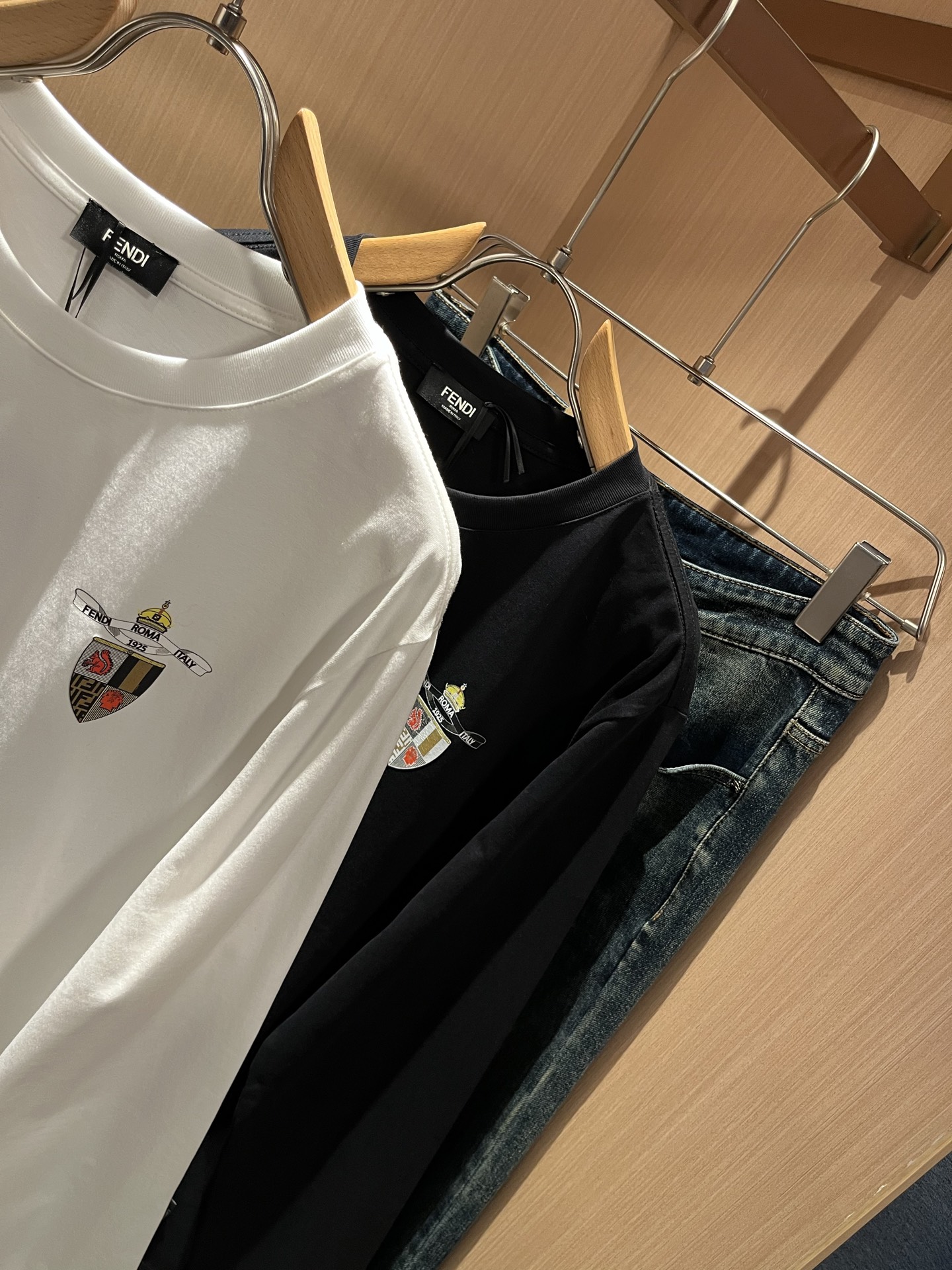 FEN*I 芬*迪2025秋冬新款FD家族FF男女同款👫打底衫，男女同款👫百搭极简短袖。意大利原厂订单，