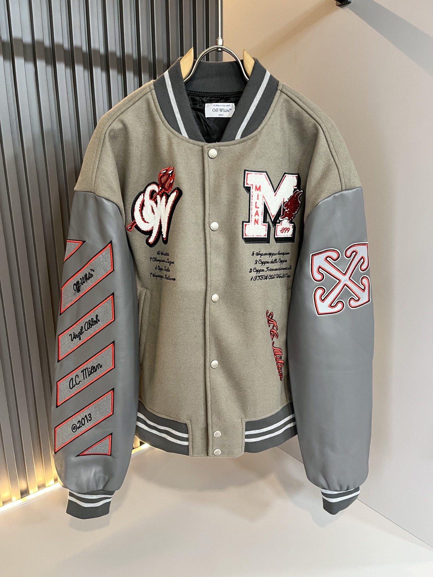 NO:596013,OFF WHITE 2025 new autumn and winter men's baseball uniform jacket, original order from Italy, a representative and full-scale boutique, a boutique worth buying for all fans!  Authentic Italian channel order, F high luxury popular product, a very hot item at the moment, with iconic logo embroidery decoration!  High-end goods worth keeping for yourself and giving away!  The family's most classic BUGS series style items are trendy and good-looking, full of trendy atmosphere, and extremely high-grade. It uses a very classic two-color combination, which gives people a strong visual impact and is highly recognizable. It is made of top-grade exclusive fabrics, feels soft, delicate and comfortable, and the appearance is quite high-end and classy!  It perfectly interprets the charm of the brand and leaves a deep impression on people. It is more fashionable and charming, and the upper body is simple, elegant and fashionable, and there is no pressure to wear it!  Wear it alone or paired with it, it’s a beautiful sight that can’t be ignored!  Sizes S-XL,,off white,jackets & coats,jackets & coats,alexander wang19860909OFF WHITE 2025秋冬新款男士棒球服夹克外套,意大利原厂订单,代表性十足,规格感十足的精品,所有粉丝都值得抢购的精品！纯正意代渠道订单,F高奢人气爆款产物,当下十分火爆的单品,标志性标识logo刺绣修饰！值得自留和送人的高端货！家族最为经典的BUGS系列款式单品,新潮又好看,潮流气息感十足,档次规格感极高,并且采用十分经典的双色搭配,给人的视觉冲击感相当强烈,有着极高的辨识度,顶级专属面料,打造,触感柔软细腻舒适,品相相当高级有档次！完美诠释品牌魅力,给人留下深刻印象.更具时尚与韵味,上身简约大方时尚,对于穿搭更是毫无压力！单穿内搭都极有味道,不可忽视的靓丽风景线！ 尺码S-XL,,off white,jackets & coats,jackets & coats,alexander wang,Men's clothing