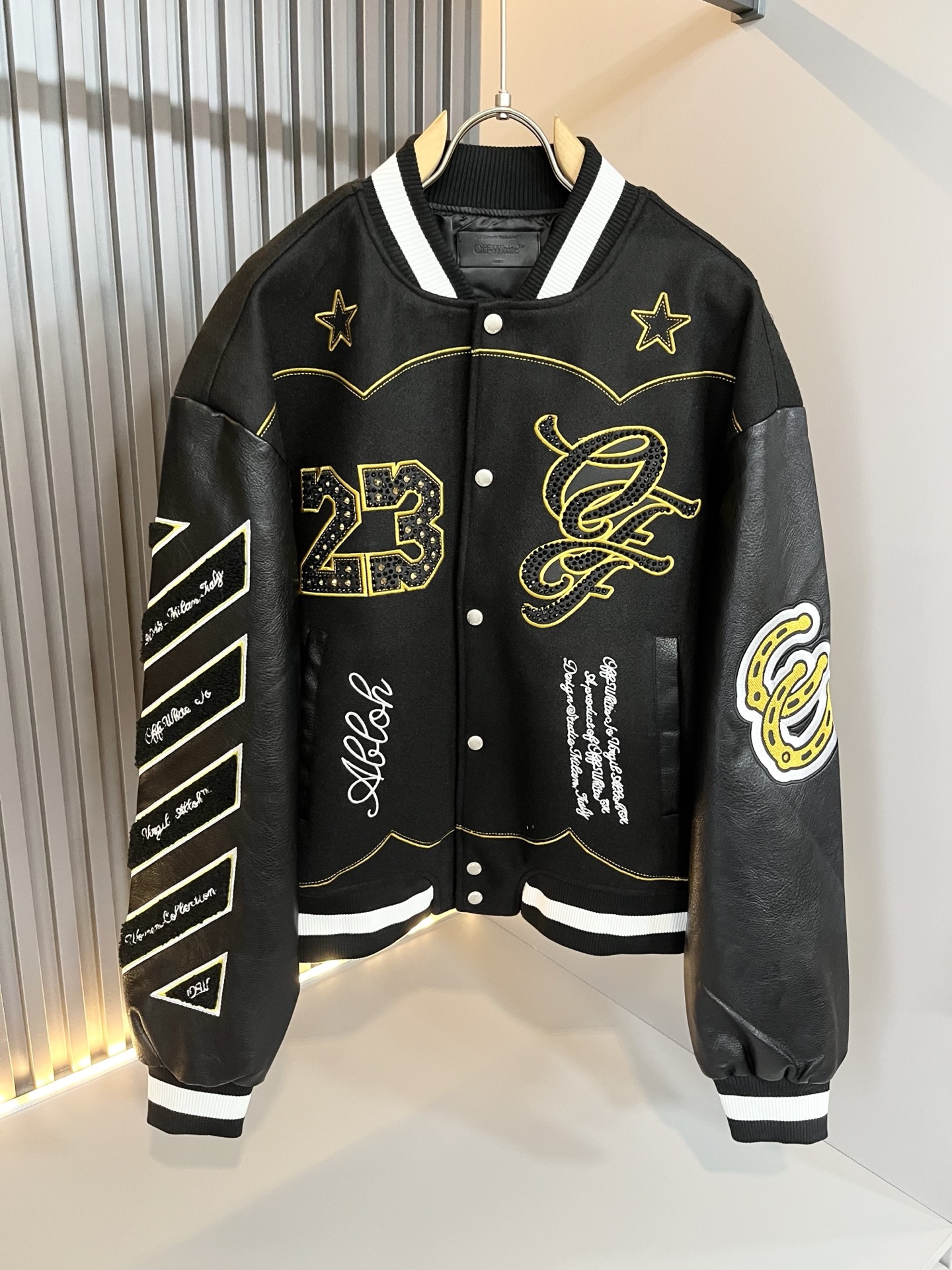 NO:596008,OFF WHITE 2025 new autumn and winter men's baseball uniform jacket, original order from Italy, a representative and full-scale boutique, a boutique worth buying for all fans!  Authentic Italian channel order, F high luxury popular product, a very hot item at the moment, with iconic logo embroidery decoration!  High-end goods worth keeping for yourself and giving away!  The family's most classic BUGS series style items are trendy and good-looking, full of trendy atmosphere, and extremely high-grade. It uses a very classic two-color combination, which gives people a strong visual impact and is highly recognizable. It is made of top-grade exclusive fabrics, feels soft, delicate and comfortable, and the appearance is quite high-end and classy!  It perfectly interprets the charm of the brand and leaves a deep impression on people. It is more fashionable and charming, and the upper body is simple, elegant and fashionable, and there is no pressure to wear it!  Wear it alone or paired with it, it’s a beautiful sight that can’t be ignored!  Sizes S-XL,,off white,jackets & coats,jackets & coats,alexander wang19860909OFF WHITE 2025秋冬新款男士棒球服夹克外套,意大利原厂订单,代表性十足,规格感十足的精品,所有粉丝都值得抢购的精品！纯正意代渠道订单,F高奢人气爆款产物,当下十分火爆的单品,标志性标识logo刺绣修饰！值得自留和送人的高端货！家族最为经典的BUGS系列款式单品,新潮又好看,潮流气息感十足,档次规格感极高,并且采用十分经典的双色搭配,给人的视觉冲击感相当强烈,有着极高的辨识度,顶级专属面料,打造,触感柔软细腻舒适,品相相当高级有档次！完美诠释品牌魅力,给人留下深刻印象.更具时尚与韵味,上身简约大方时尚,对于穿搭更是毫无压力！单穿内搭都极有味道,不可忽视的靓丽风景线！ 尺码S-XL,,off white,jackets & coats,jackets & coats,alexander wang,Men's clothing