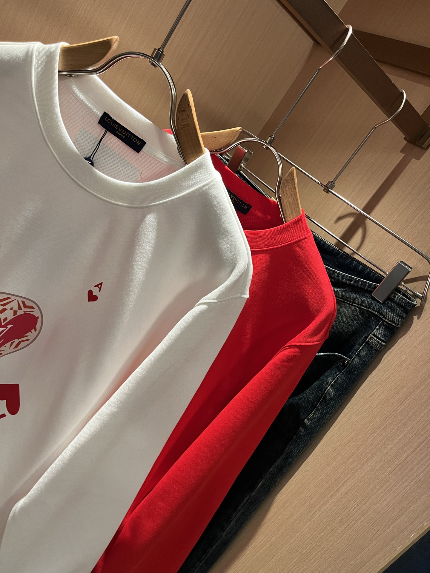 LouisVuitt*路易*登 2025秋冬卫衣全新系列单品上线，非常时髦前卫的一款男女同款短袖T恤，标