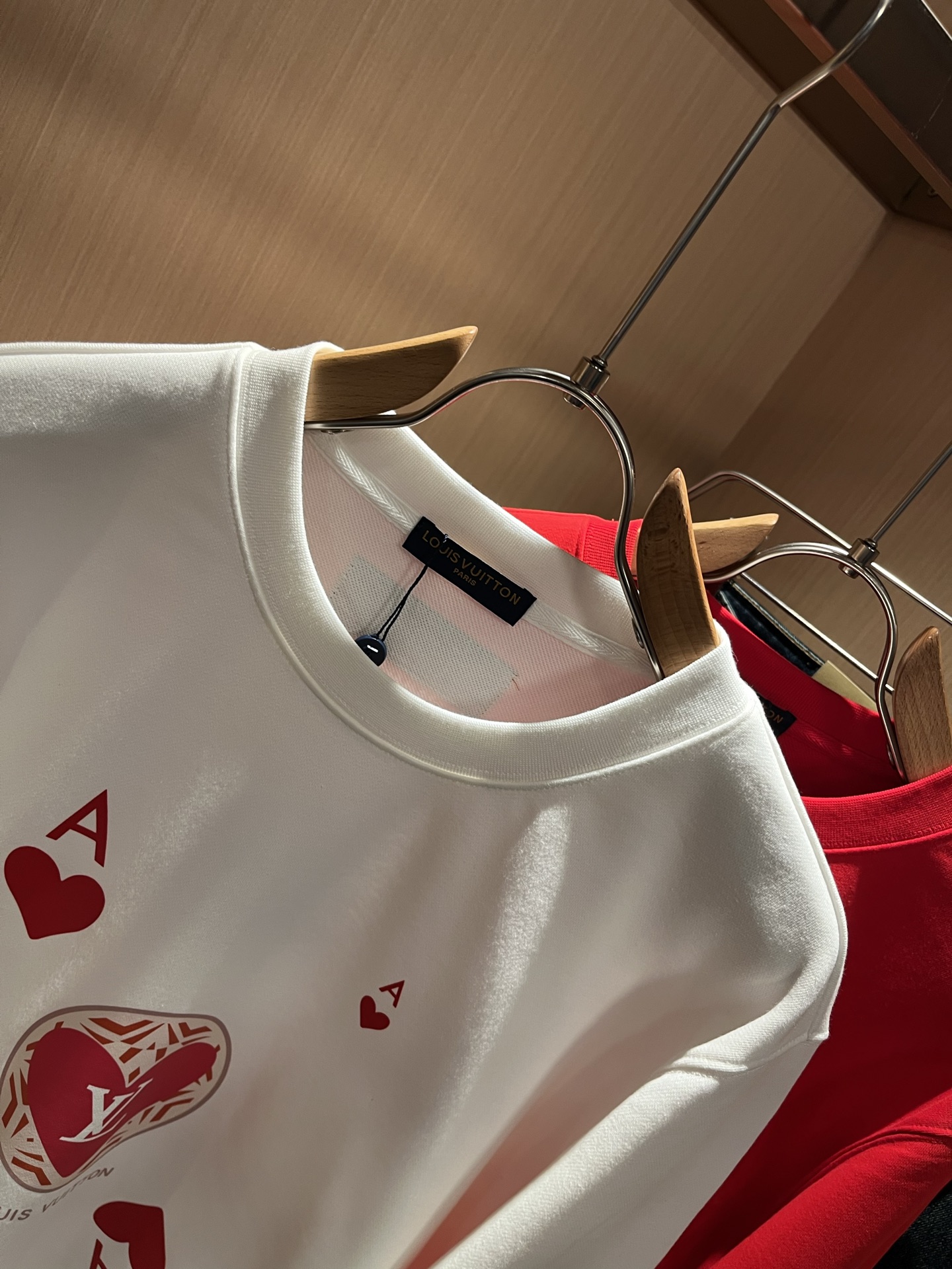 LouisVuitt*路易*登 2025秋冬卫衣全新系列单品上线，非常时髦前卫的一款男女同款短袖T恤，标