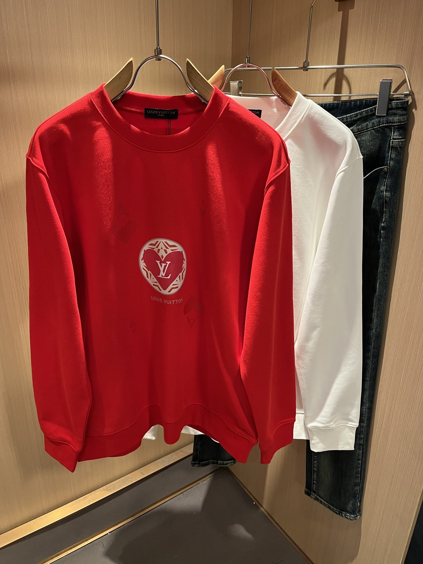 LouisVuitt*路易*登 2025秋冬卫衣全新系列单品上线，非常时髦前卫的一款男女同款短袖T恤，标