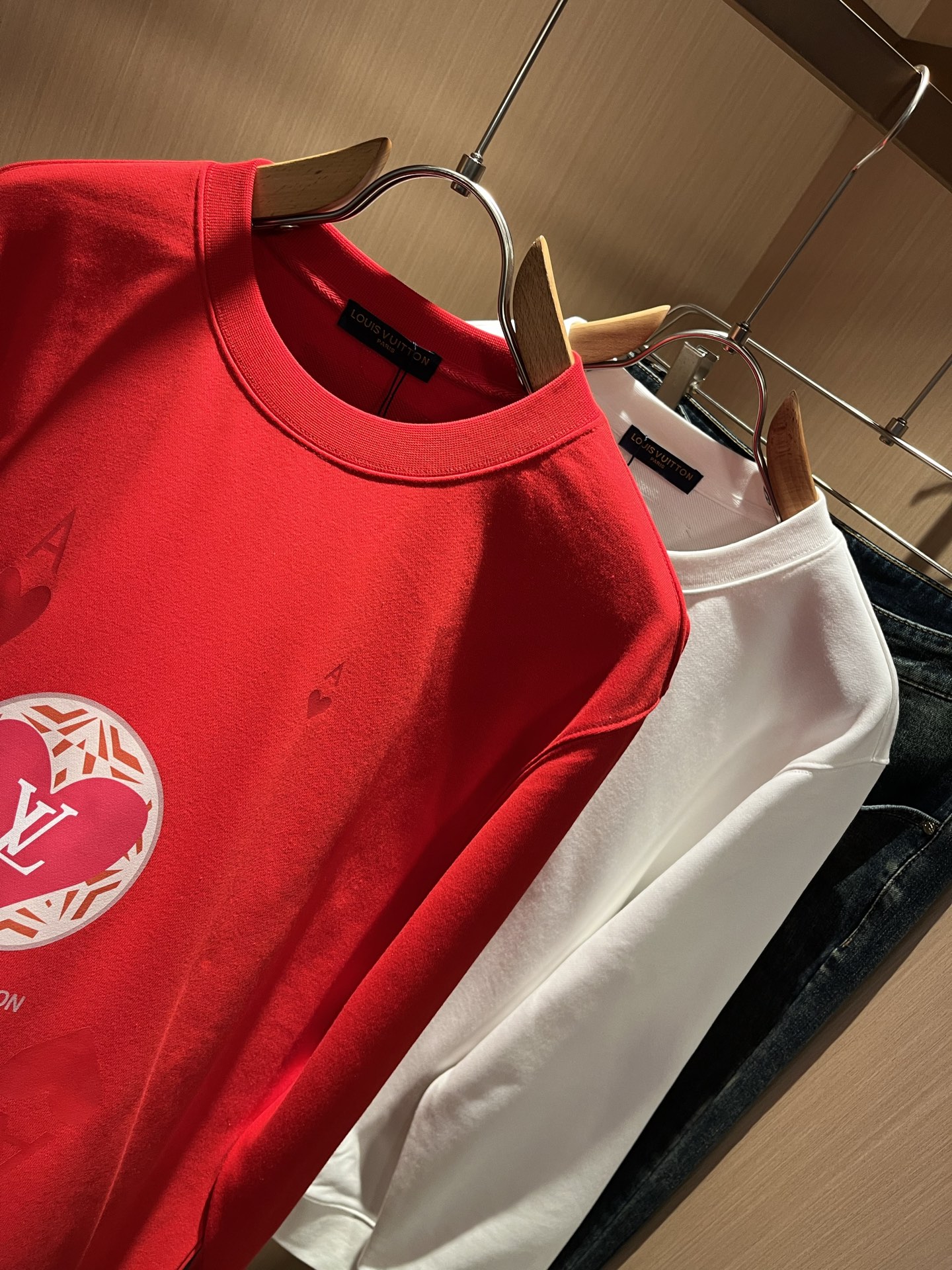 LouisVuitt*路易*登 2025秋冬卫衣全新系列单品上线，非常时髦前卫的一款男女同款短袖T恤，标