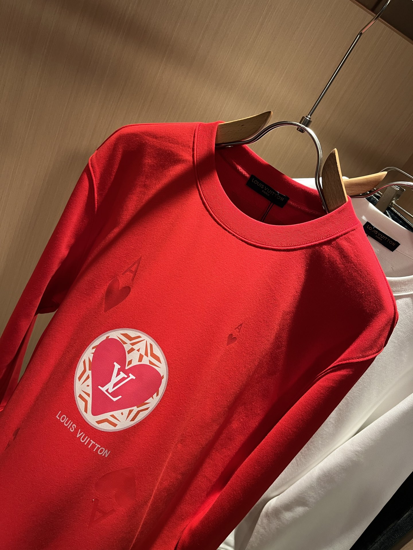 LouisVuitt*路易*登 2025秋冬卫衣全新系列单品上线，非常时髦前卫的一款男女同款短袖T恤，标