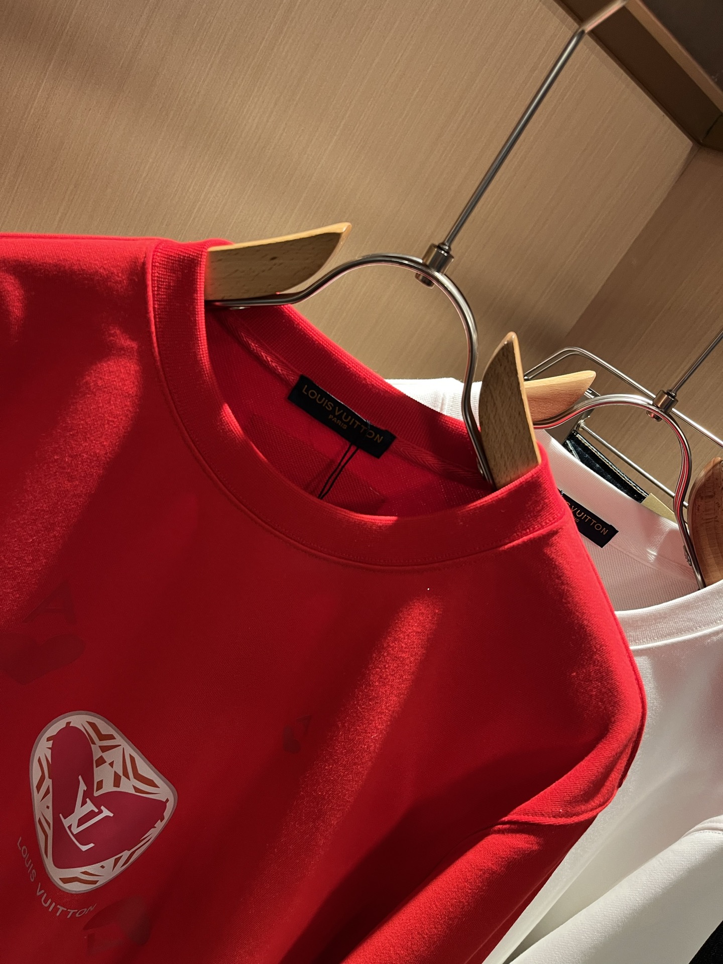 LouisVuitt*路易*登 2025秋冬卫衣全新系列单品上线，非常时髦前卫的一款男女同款短袖T恤，标