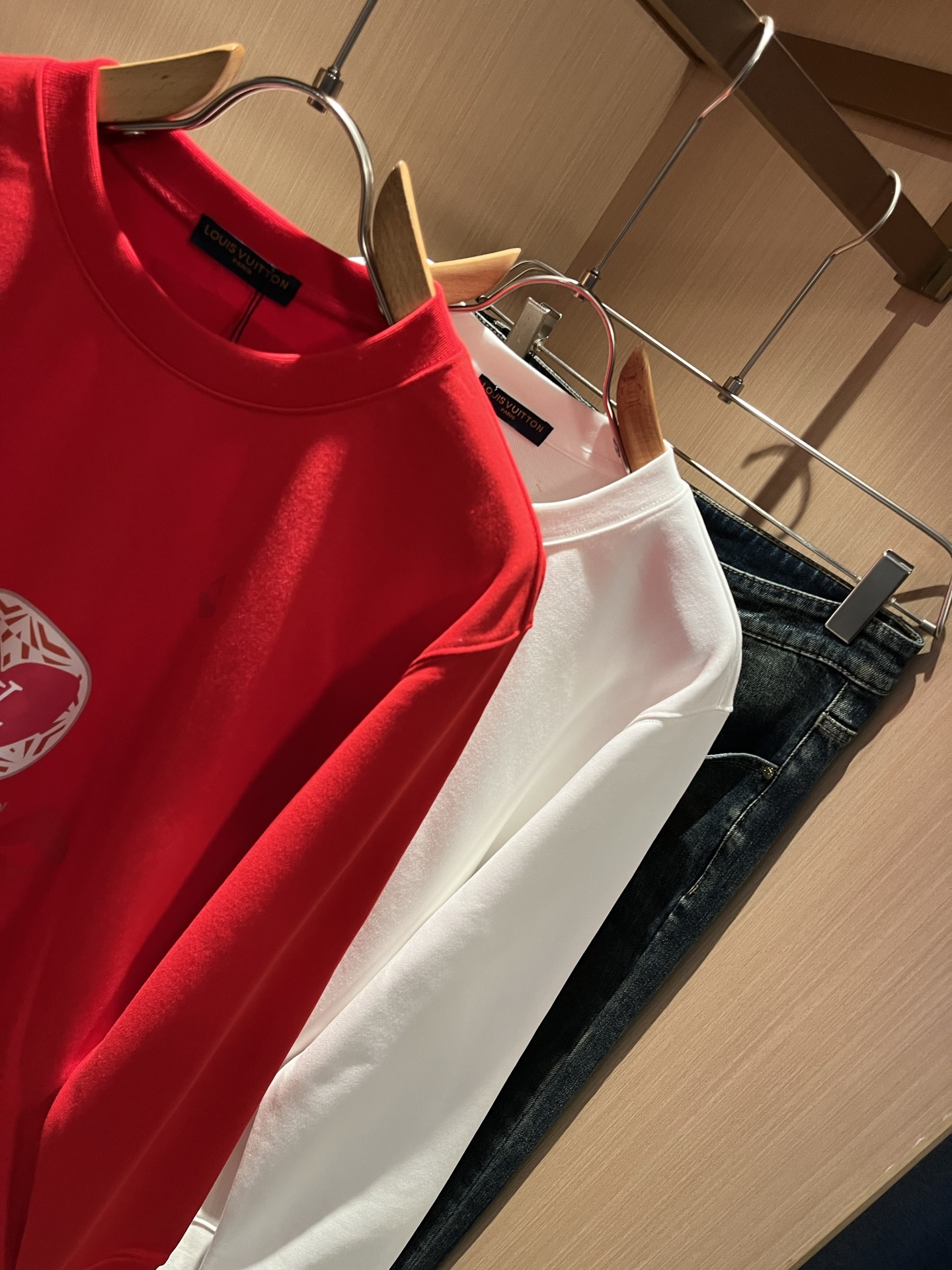 LouisVuitt*路易*登 2025秋冬卫衣全新系列单品上线，非常时髦前卫的一款男女同款短袖T恤，标