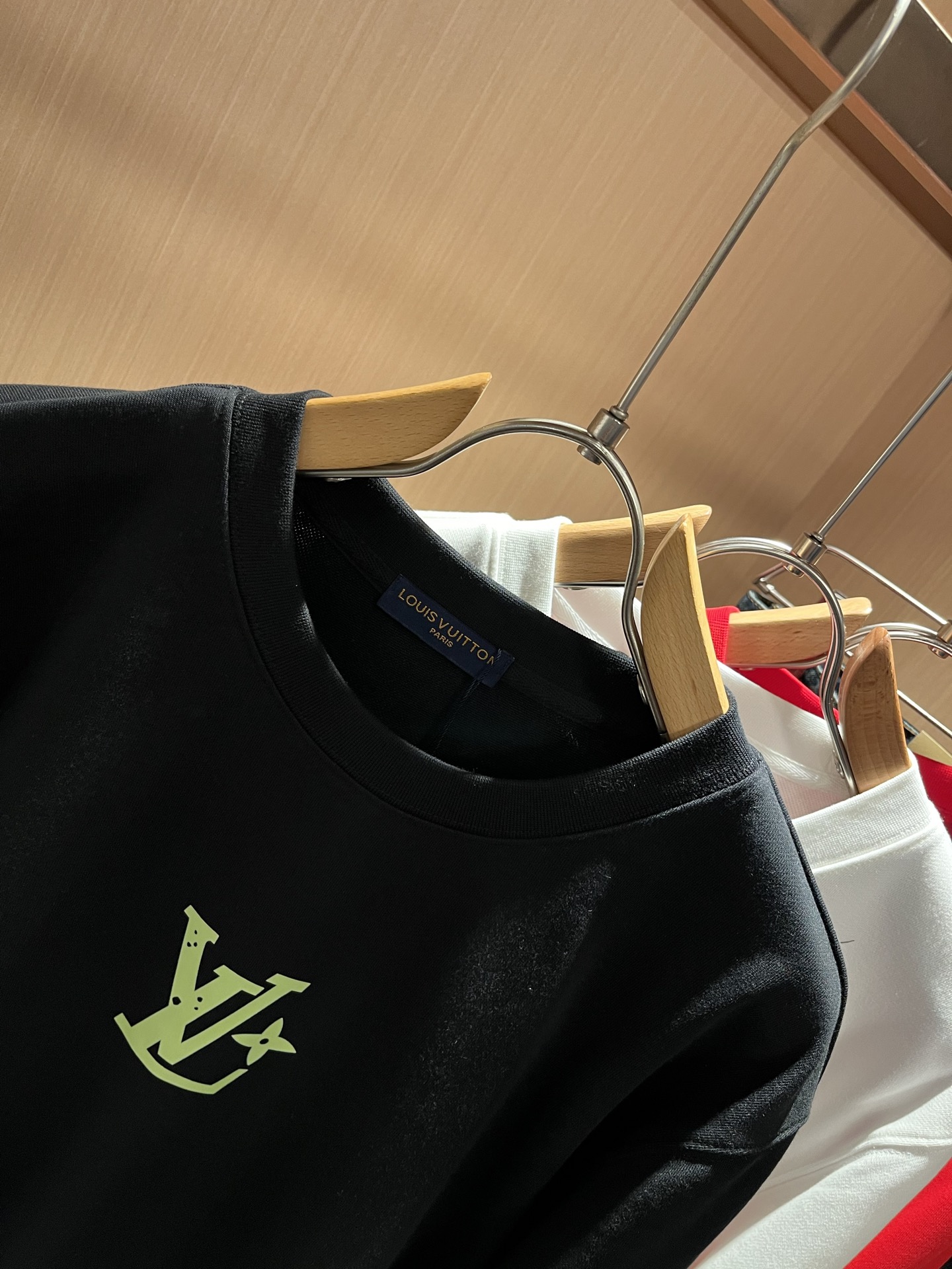 LouisVuitt*路易*登 2025秋冬卫衣全新系列单品上线，非常时髦前卫的一款男女同款短袖T恤，标