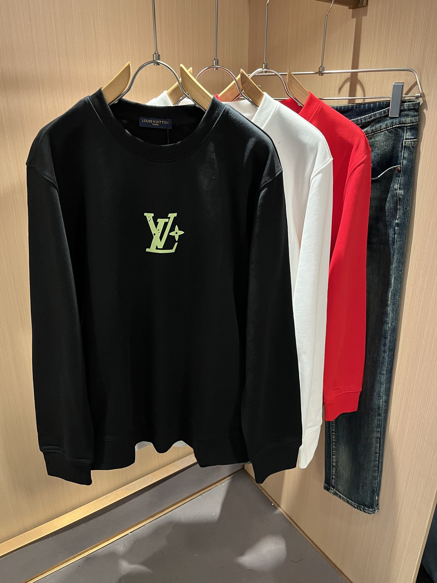 LouisVuitt*路易*登 2025秋冬卫衣全新系列单品上线，非常时髦前卫的一款男女同款短袖T恤，标